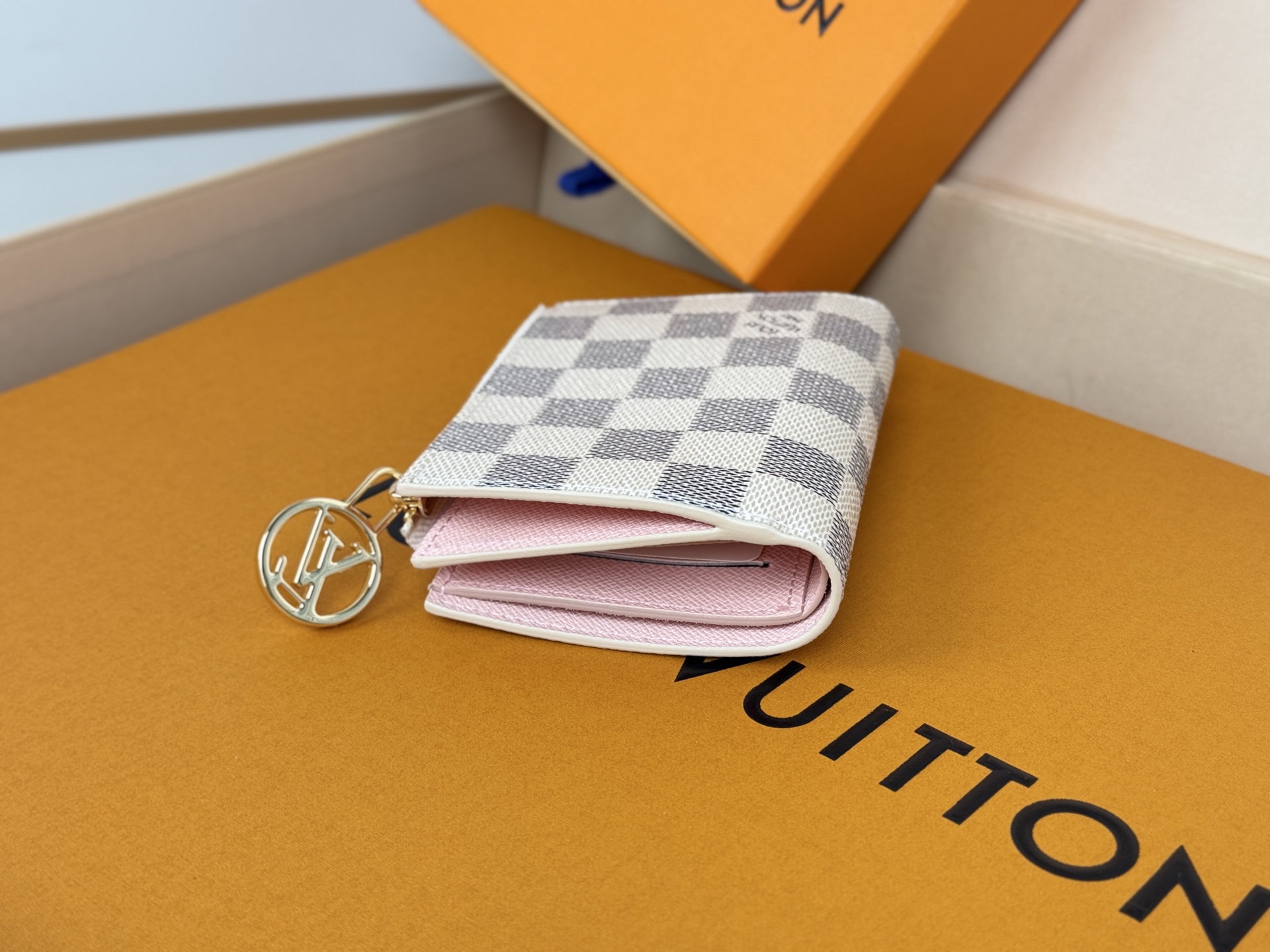 Louis Vuitton 独家 M00133白格 這款Lisa錢包採用Monogram帆布精心打造