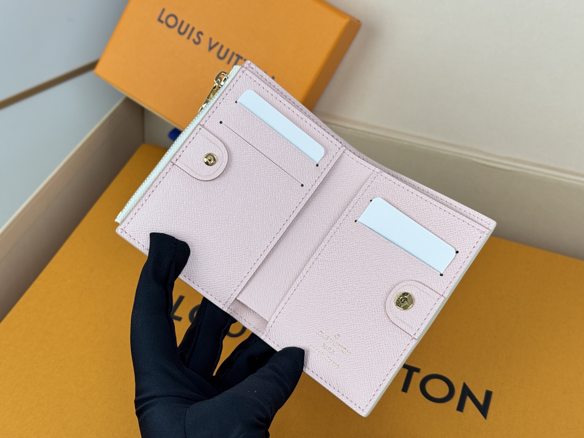 Louis Vuitton 独家 M00133白格 這款Lisa錢包採用Monogram帆布精心打造