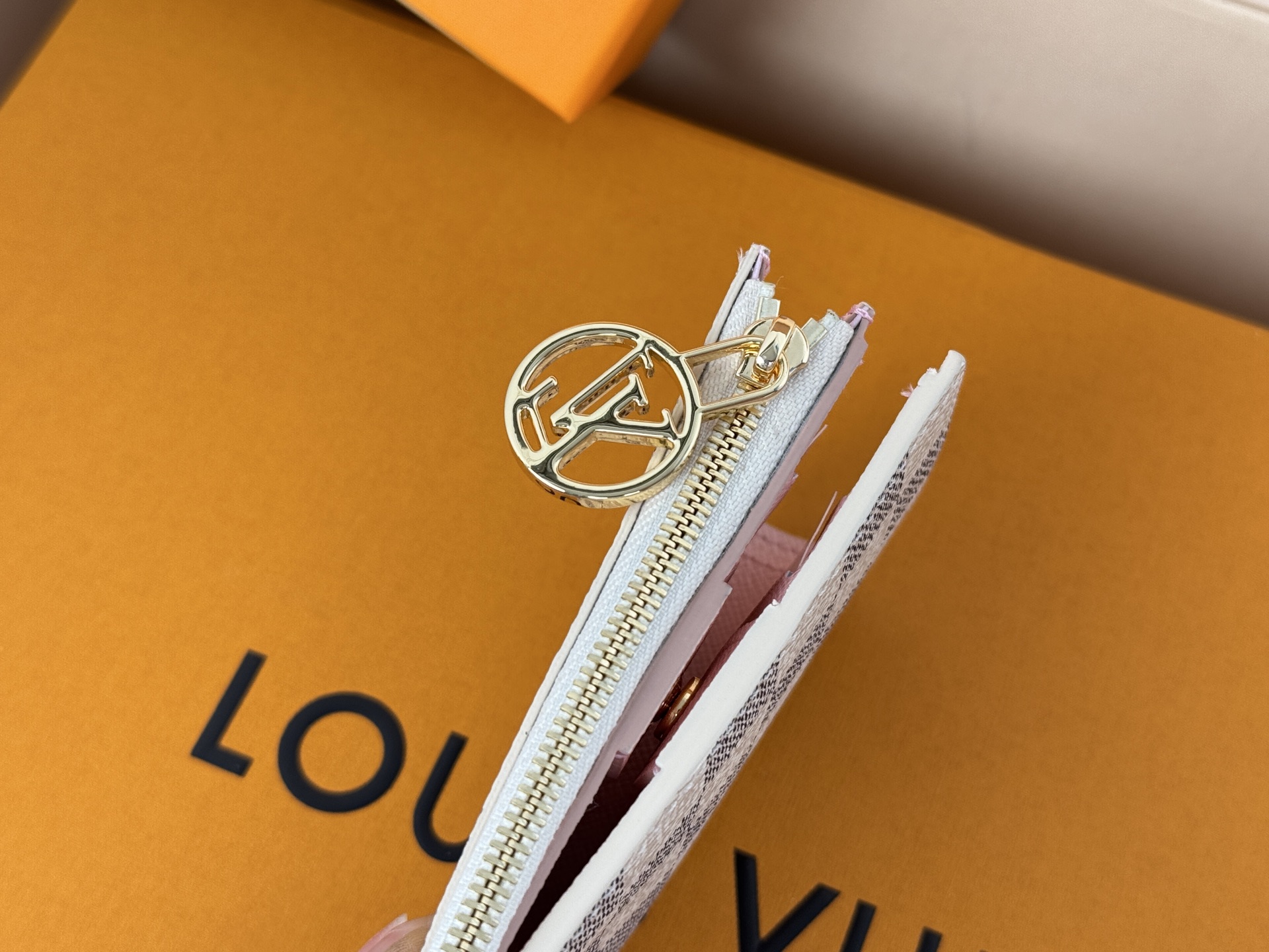 Louis Vuitton 独家 M00133白格 這款Lisa錢包採用Monogram帆布精心打造
