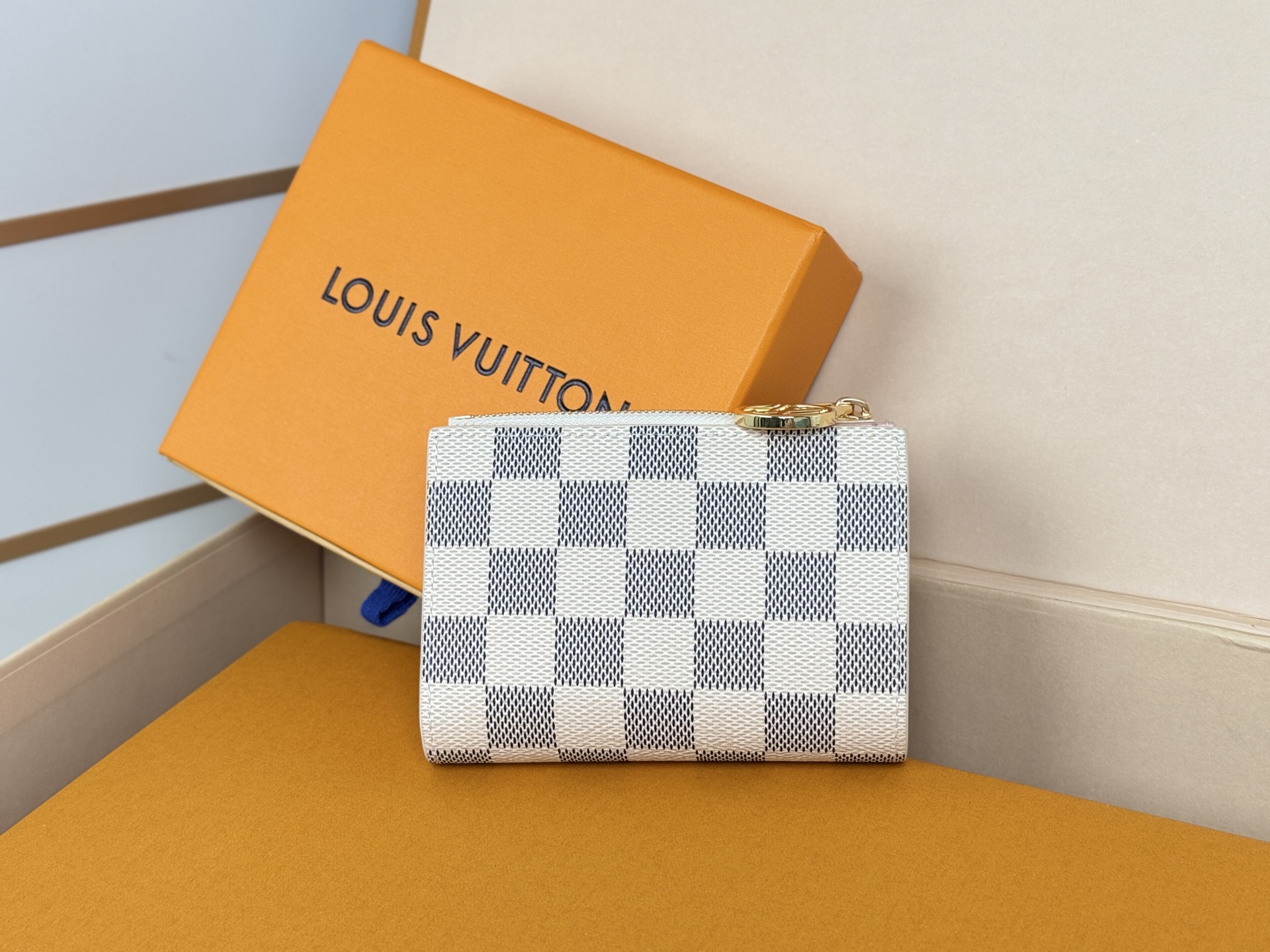 Louis Vuitton 独家 M00133白格 這款Lisa錢包採用Monogram帆布精心打造