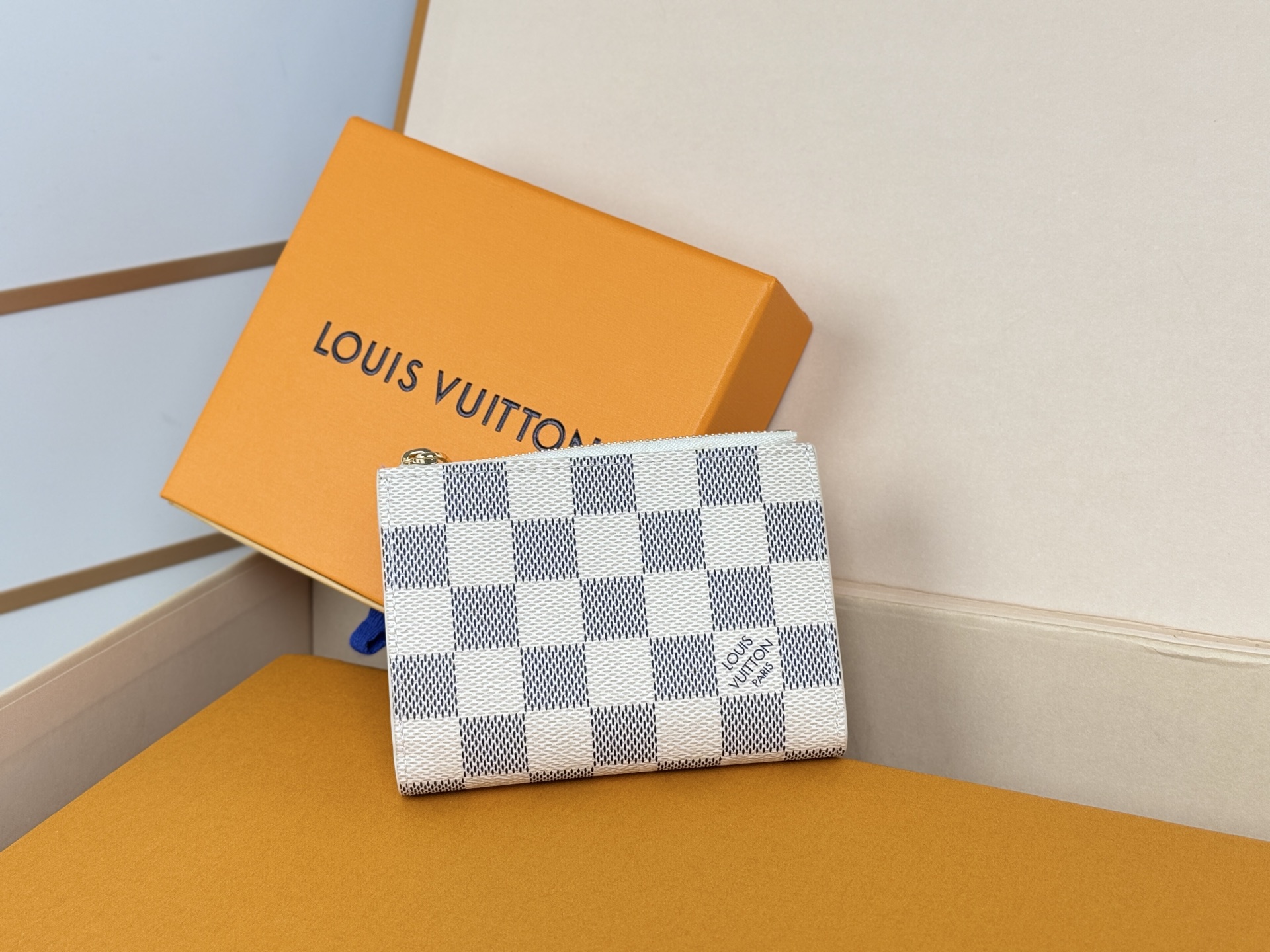 Louis Vuitton 独家 M00133白格 這款Lisa錢包採用Monogram帆布精心打造