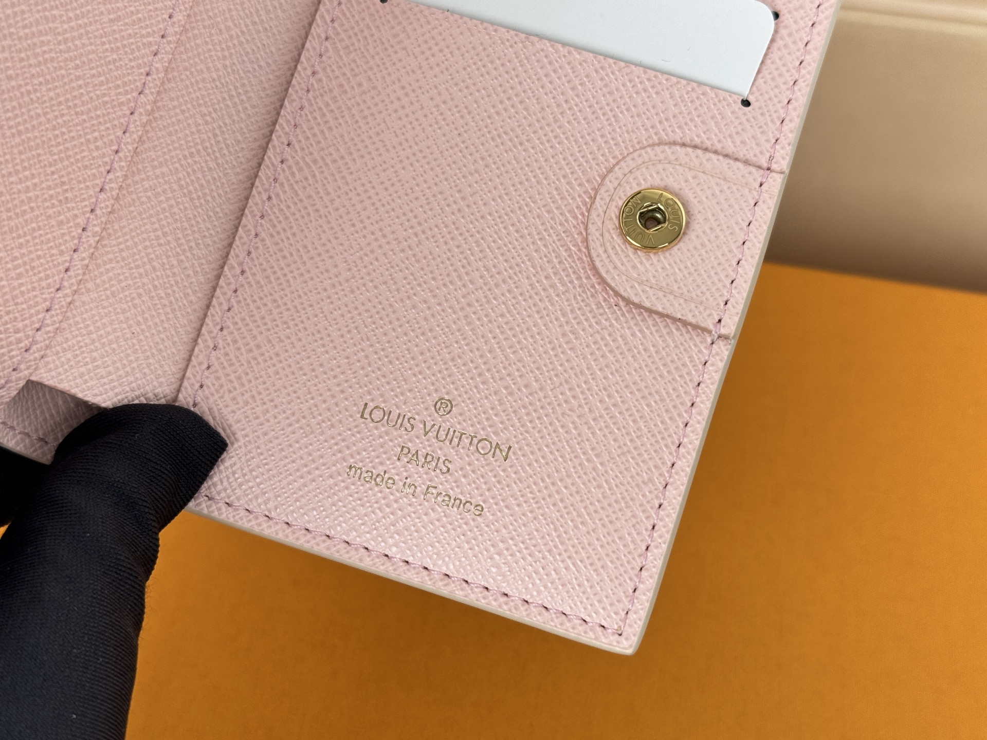 Louis Vuitton 独家 M00133白格 這款Lisa錢包採用Monogram帆布精心打造