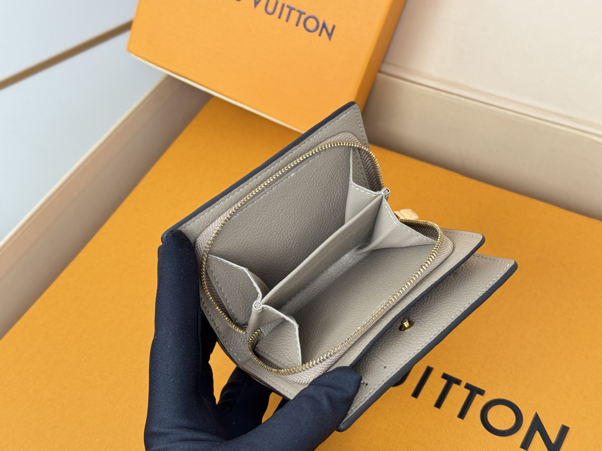 Louis Vuitton M80152 灰色這款Cléa錢包以Monogram Empreinte柔軟粒面牛皮製成