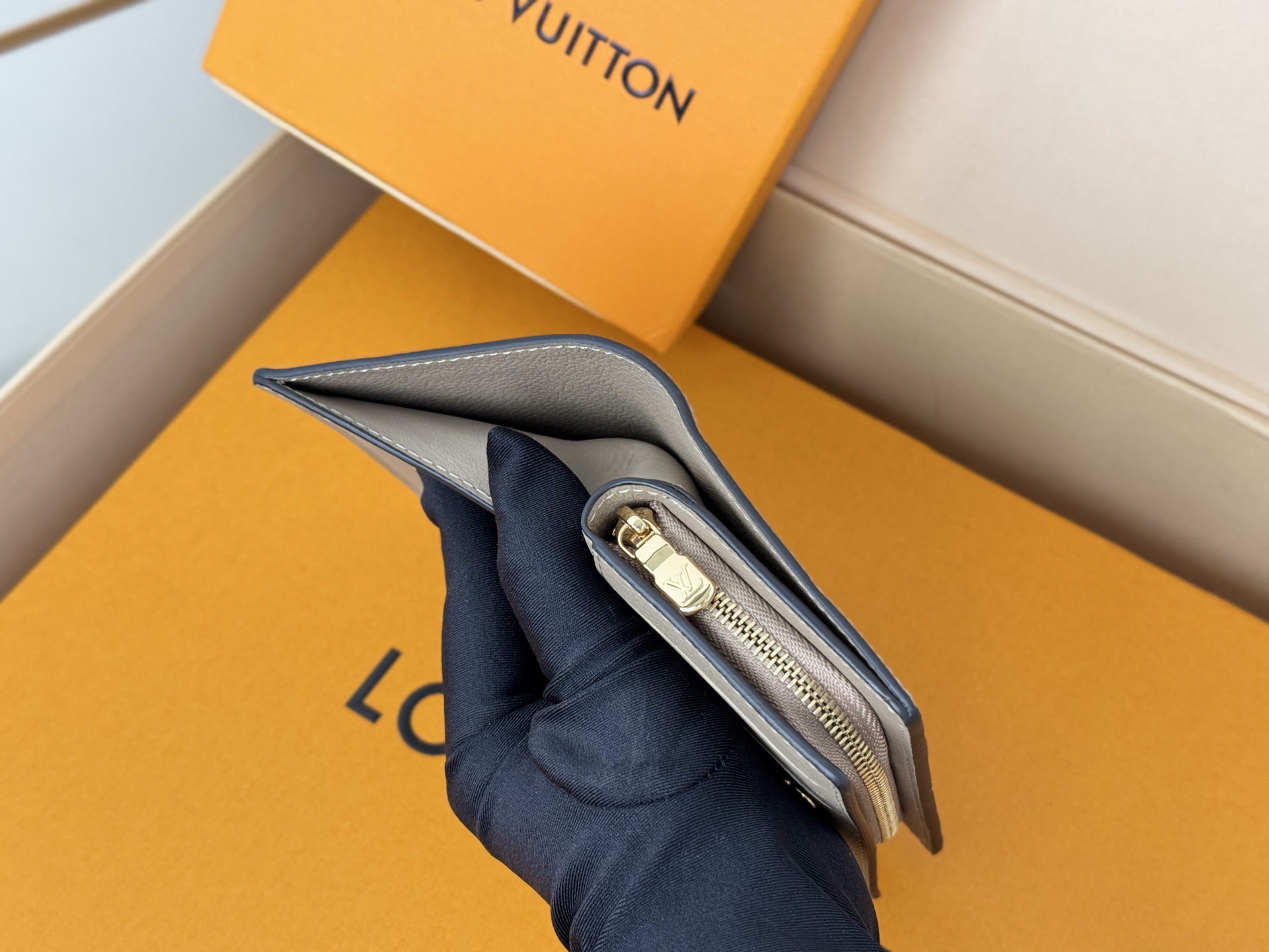 Louis Vuitton M80152 灰色這款Cléa錢包以Monogram Empreinte柔軟粒面牛皮製成