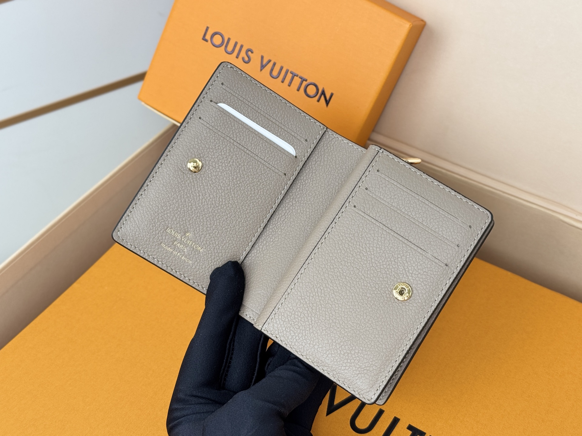 Louis Vuitton M80152 灰色這款Cléa錢包以Monogram Empreinte柔軟粒面牛皮製成