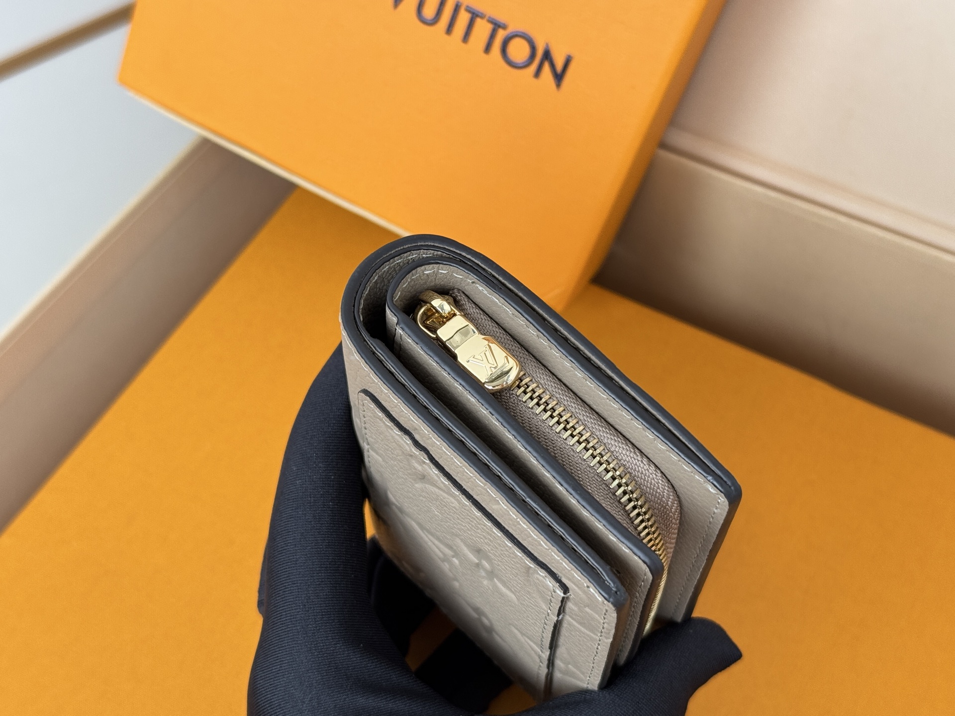 Louis Vuitton M80152 灰色這款Cléa錢包以Monogram Empreinte柔軟粒面牛皮製成