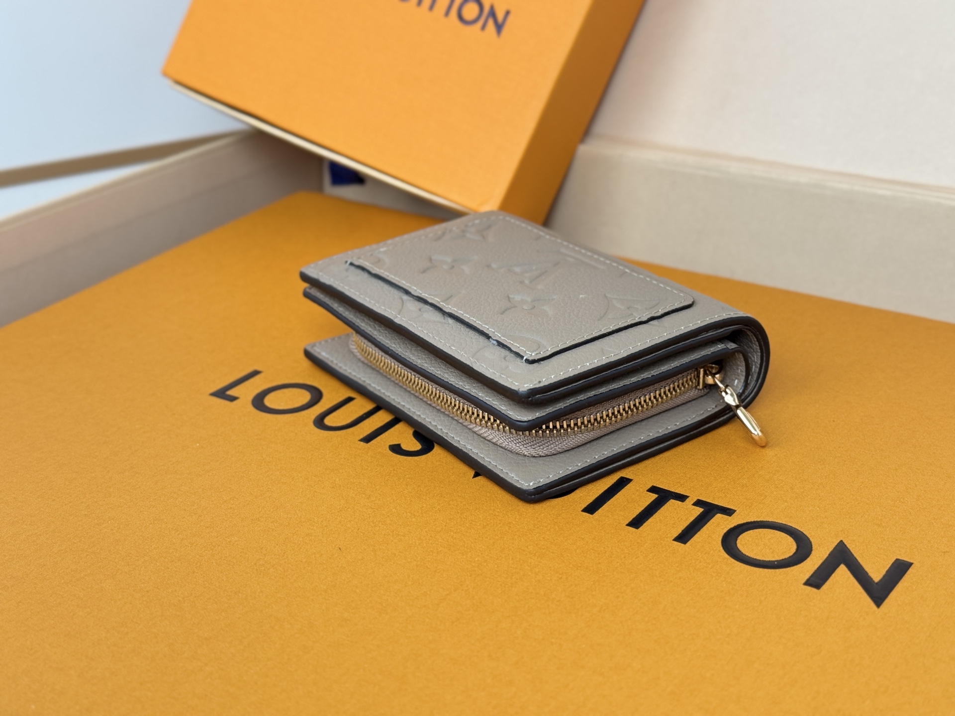 Louis Vuitton M80152 灰色這款Cléa錢包以Monogram Empreinte柔軟粒面牛皮製成