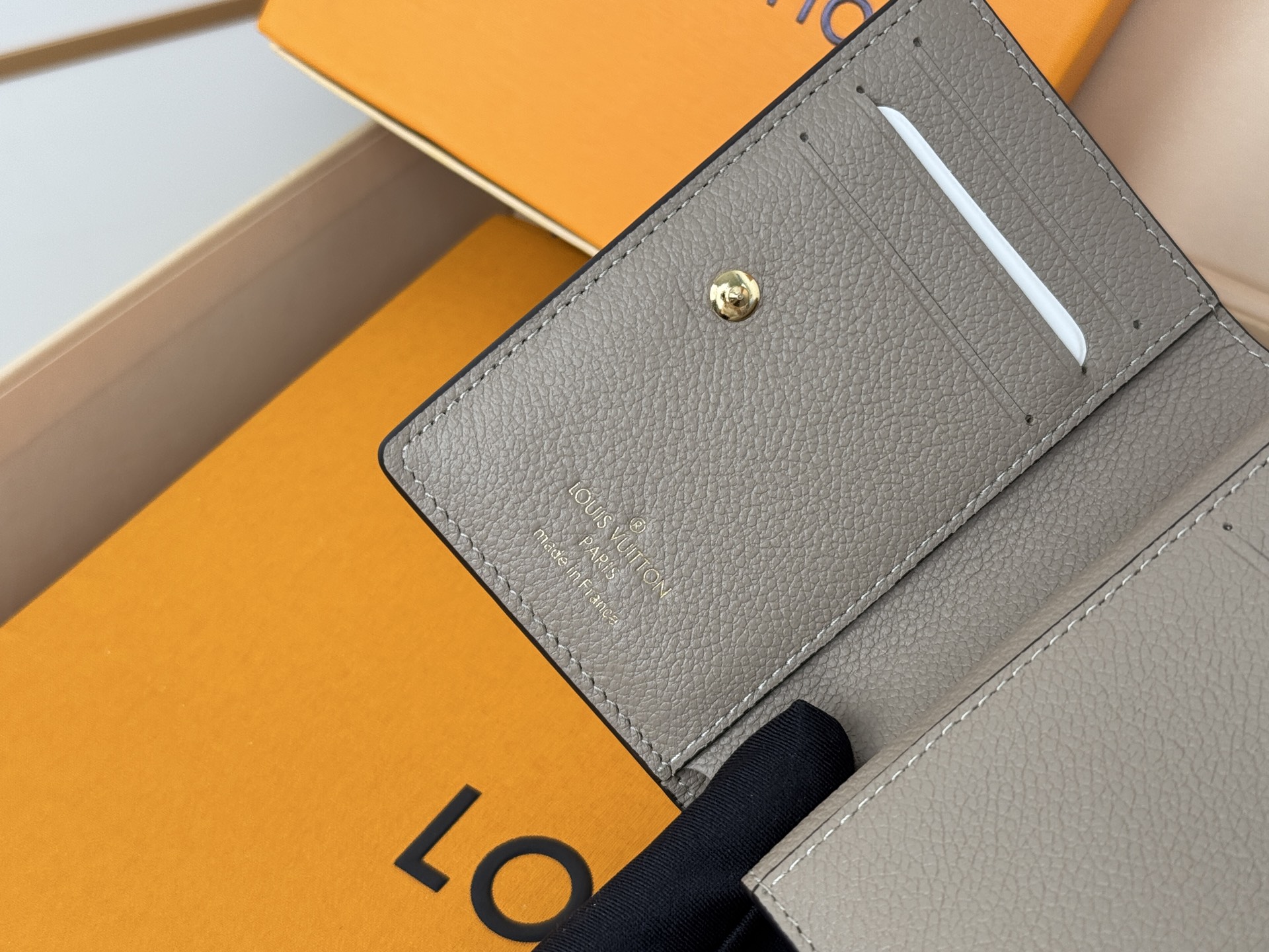Louis Vuitton M80152 灰色這款Cléa錢包以Monogram Empreinte柔軟粒面牛皮製成