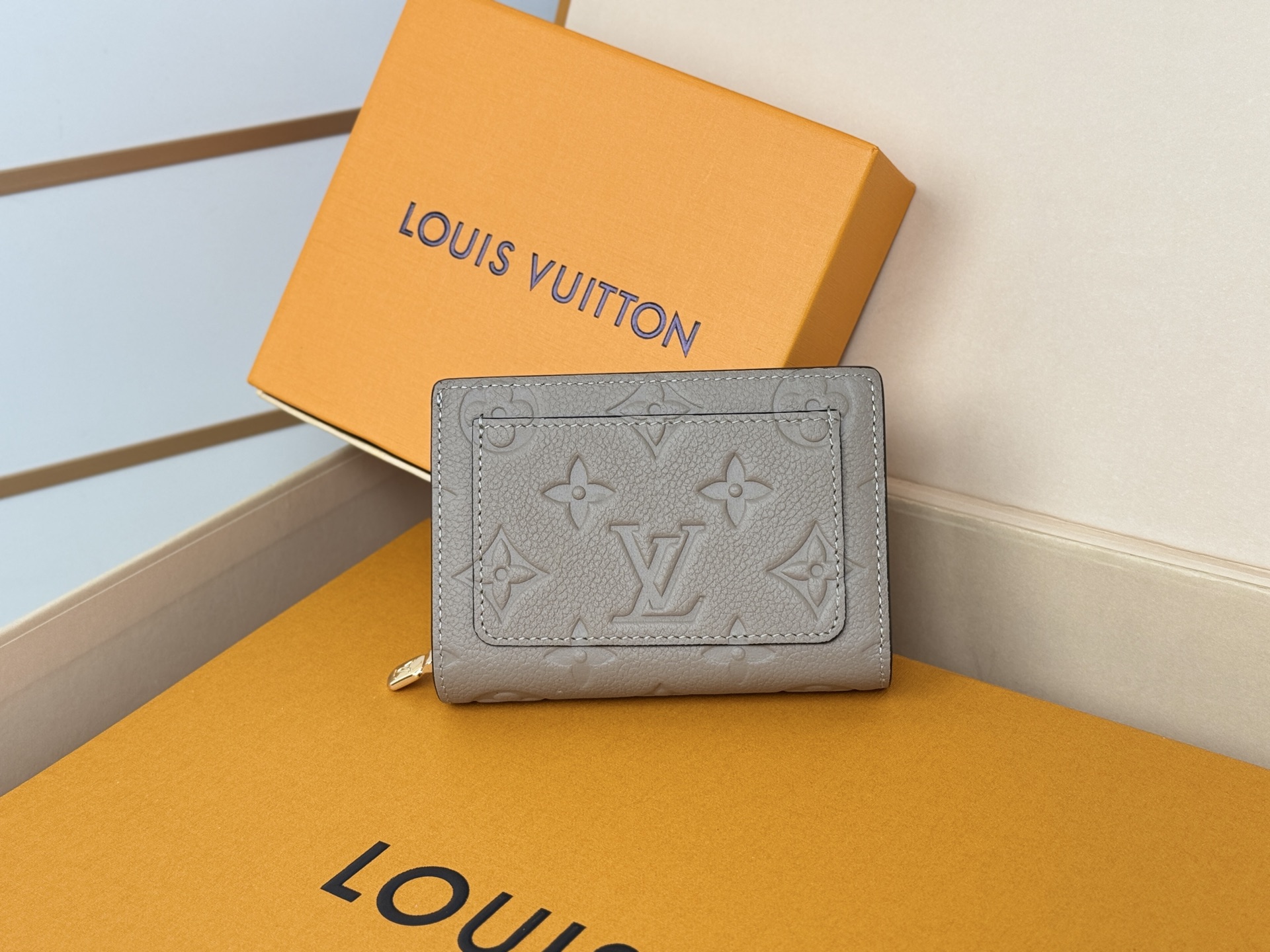Louis Vuitton M80152 灰色這款Cléa錢包以Monogram Empreinte柔軟粒面牛皮製成