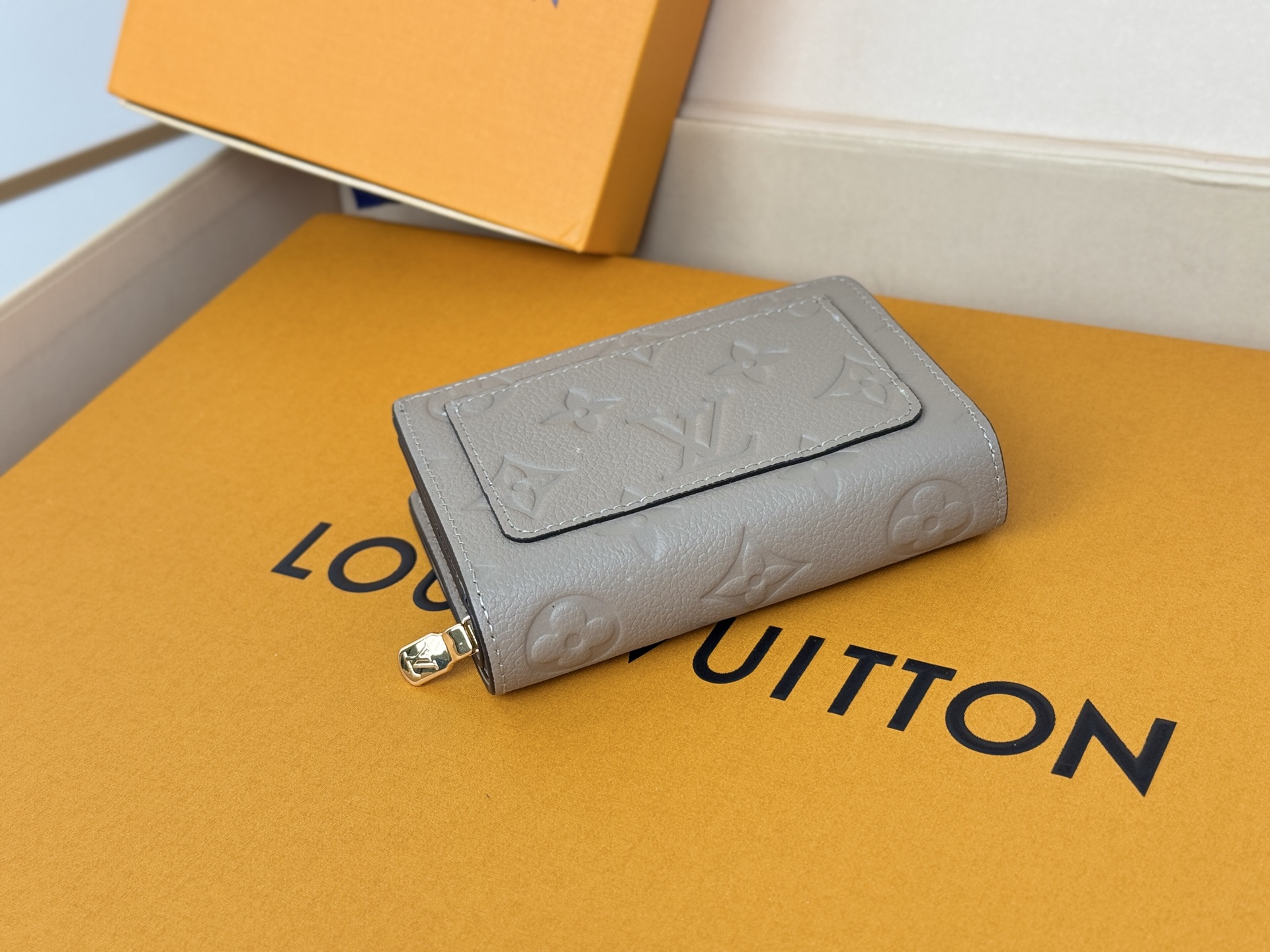 Louis Vuitton M80152 灰色這款Cléa錢包以Monogram Empreinte柔軟粒面牛皮製成