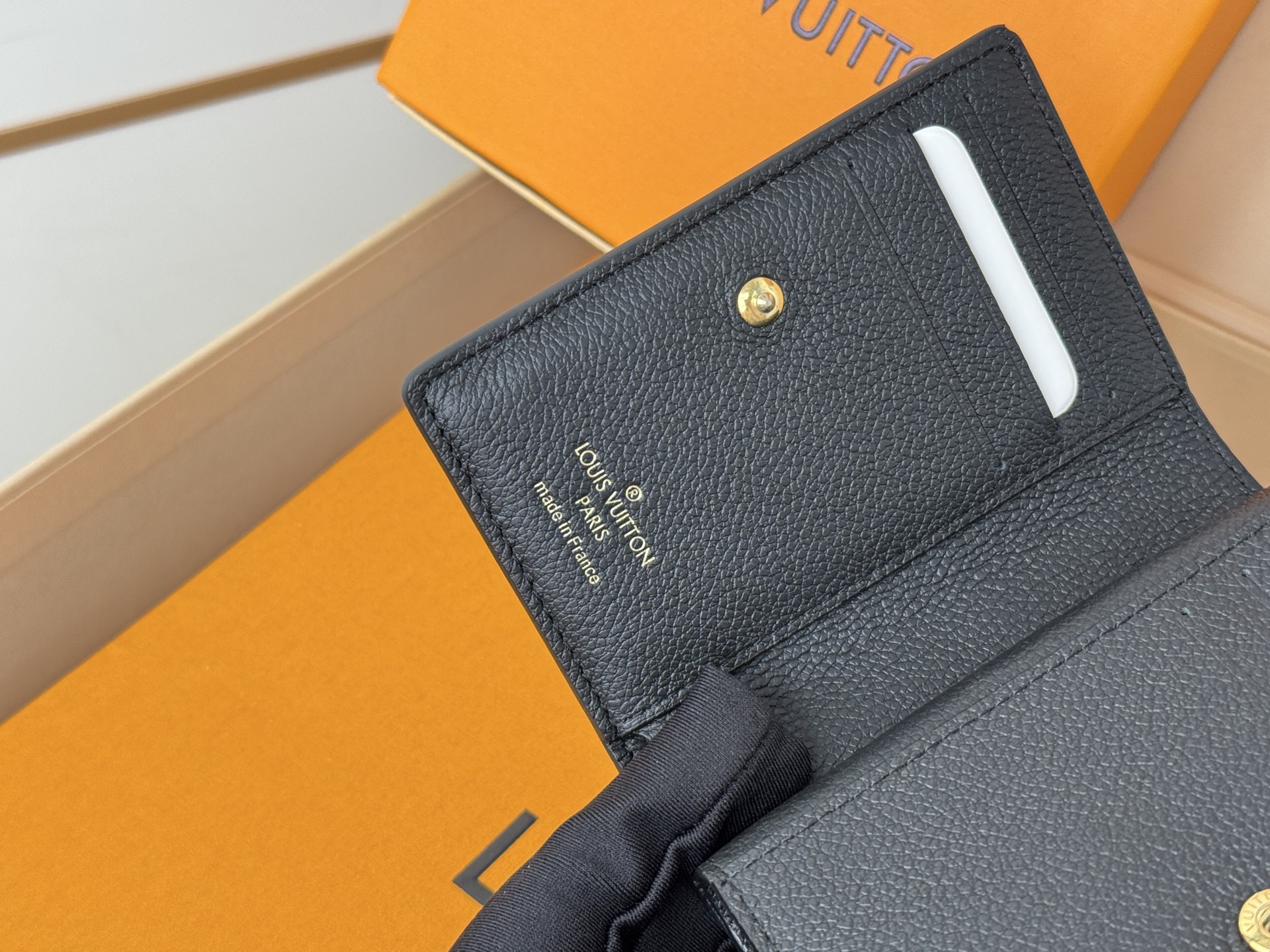 Louis Vuitton M80152 這款Cléa錢包以Monogram Empreinte柔軟粒面牛皮製成