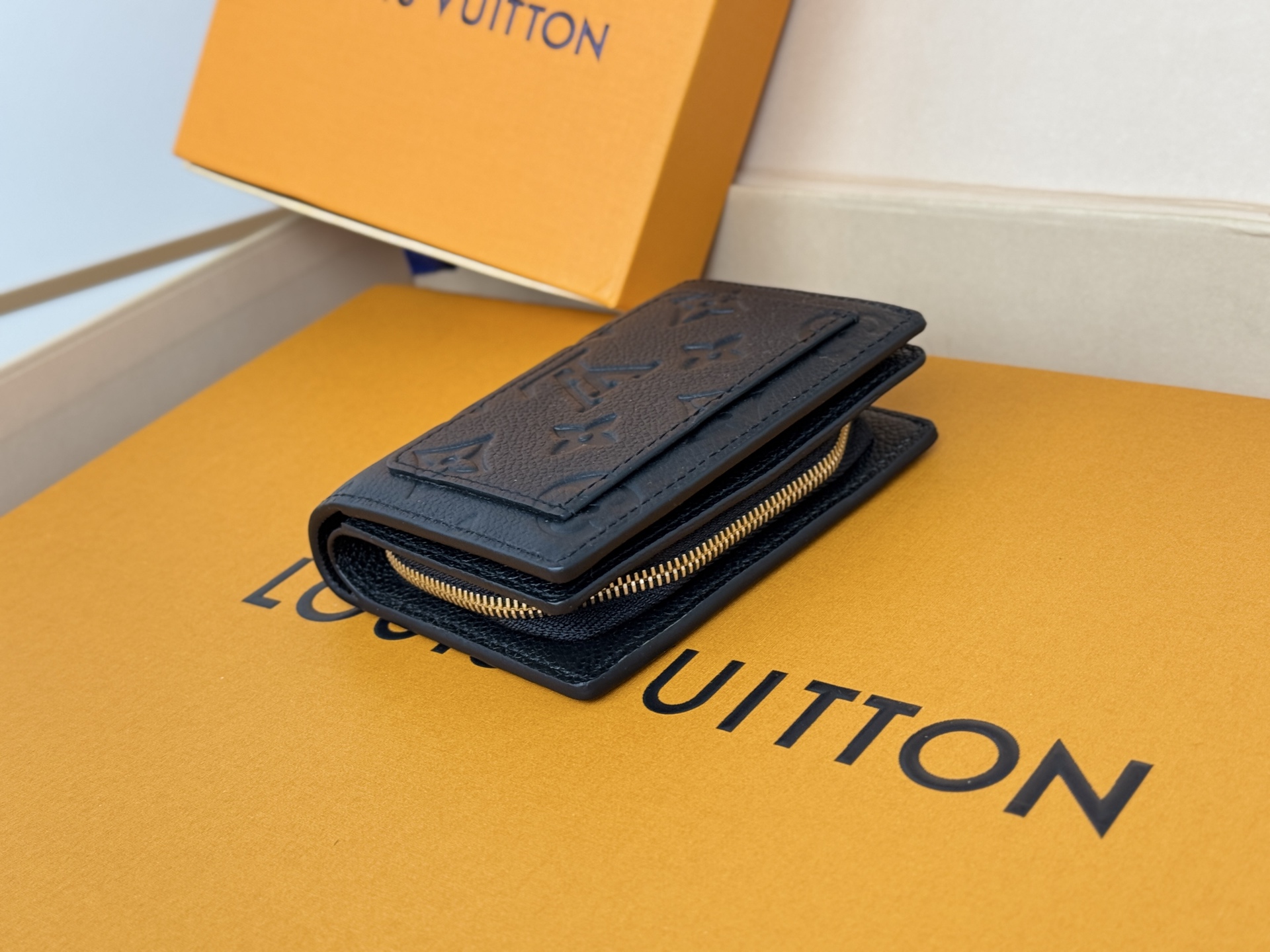 Louis Vuitton M80152 這款Cléa錢包以Monogram Empreinte柔軟粒面牛皮製成