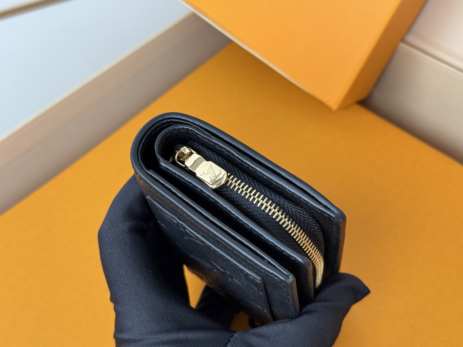 Louis Vuitton M80152 這款Cléa錢包以Monogram Empreinte柔軟粒面牛皮製成