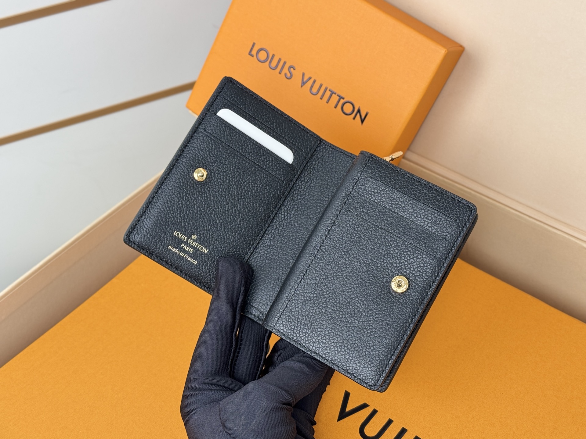 Louis Vuitton M80152 這款Cléa錢包以Monogram Empreinte柔軟粒面牛皮製成