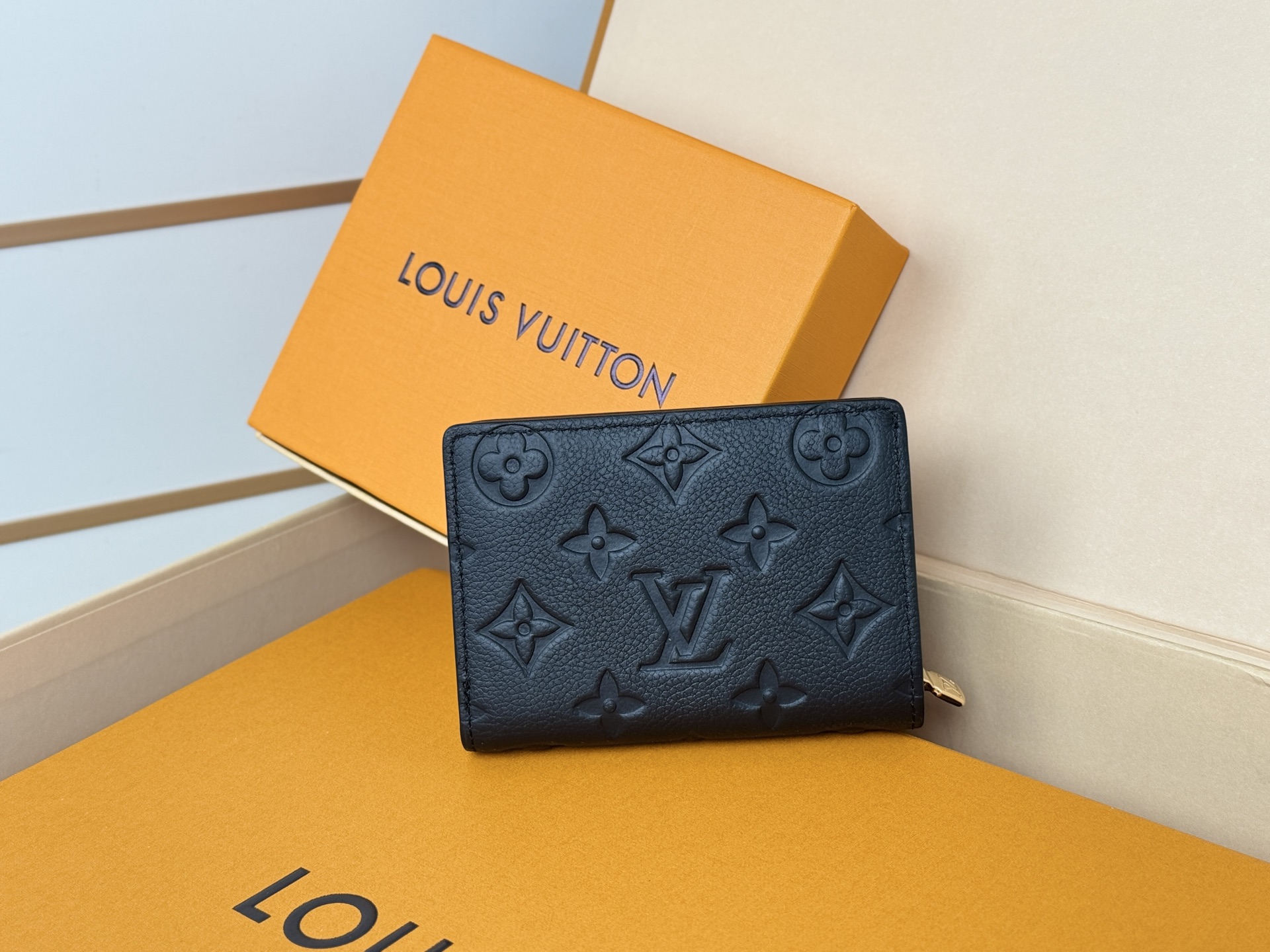 Louis Vuitton M80152 這款Cléa錢包以Monogram Empreinte柔軟粒面牛皮製成