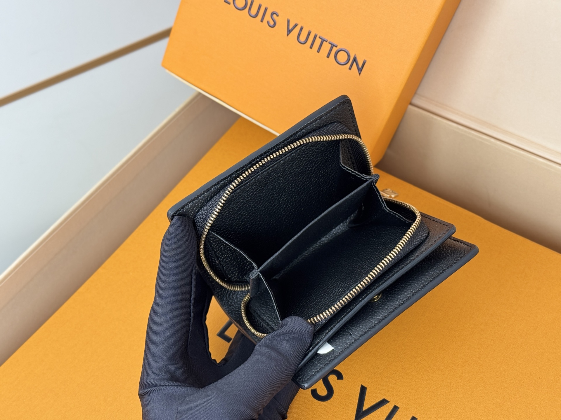 Louis Vuitton M80152 這款Cléa錢包以Monogram Empreinte柔軟粒面牛皮製成