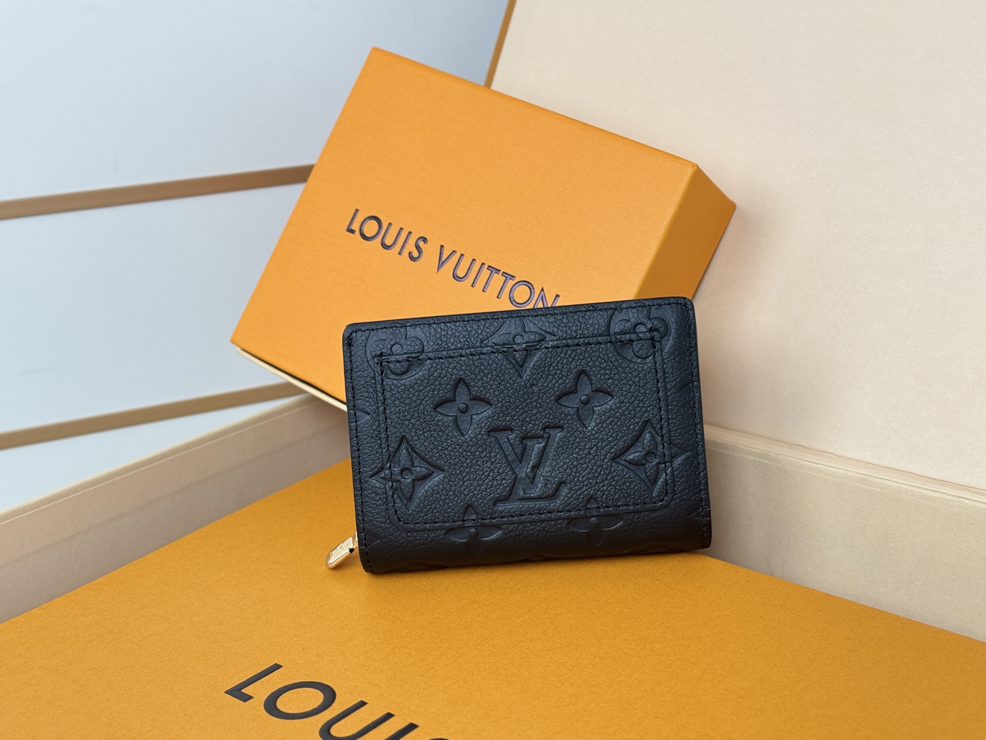 Louis Vuitton M80152 這款Cléa錢包以Monogram Empreinte柔軟粒面牛皮製成