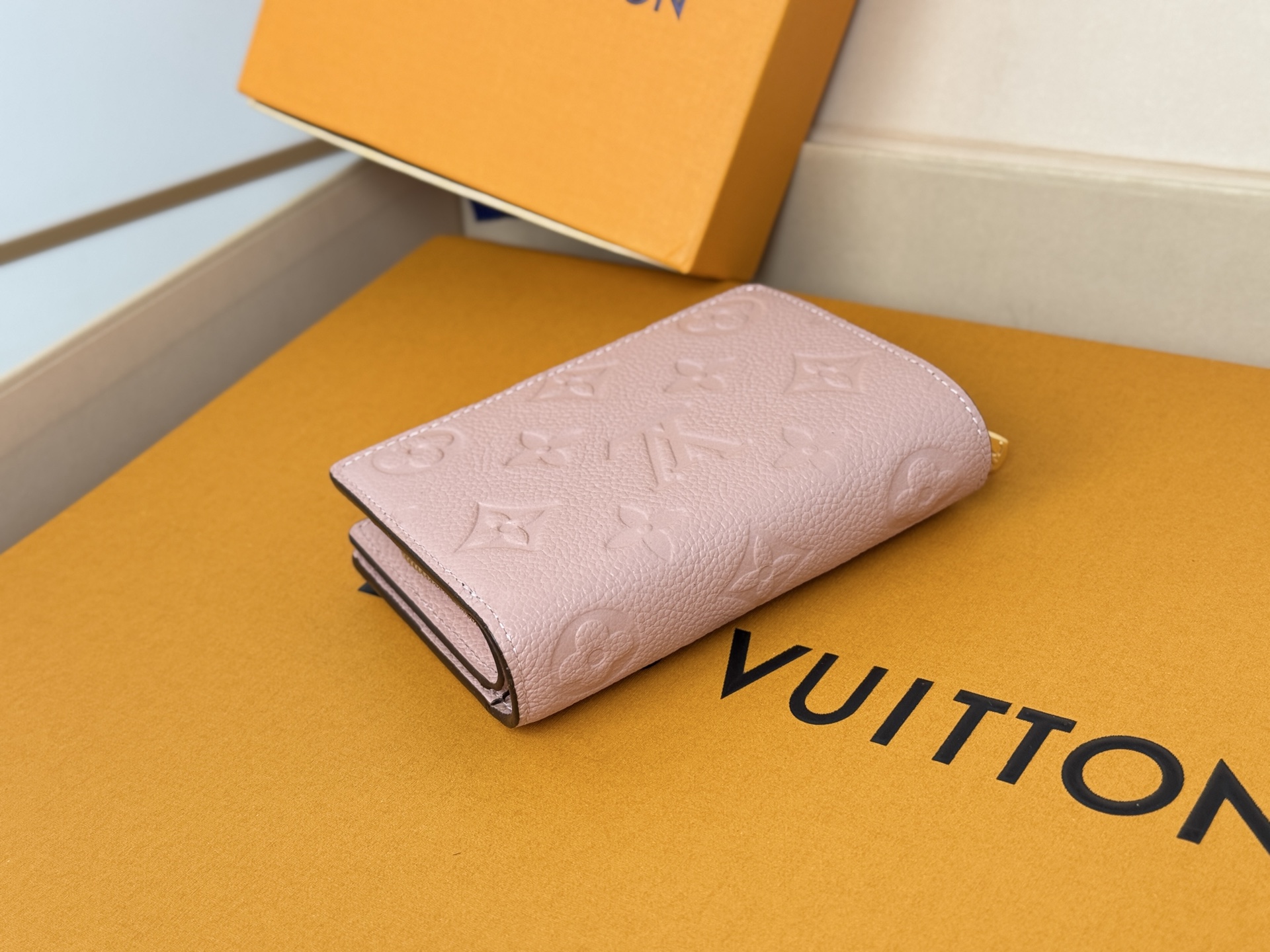 Louis Vuitton M80152 這款Cléa錢包以Monogram Empreinte柔軟粒面牛皮製成