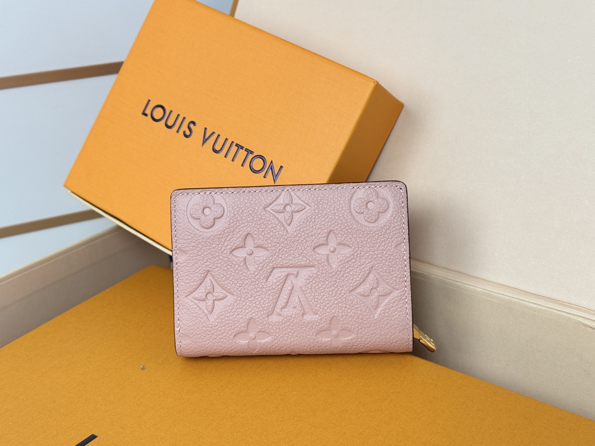 Louis Vuitton M80152 這款Cléa錢包以Monogram Empreinte柔軟粒面牛皮製成
