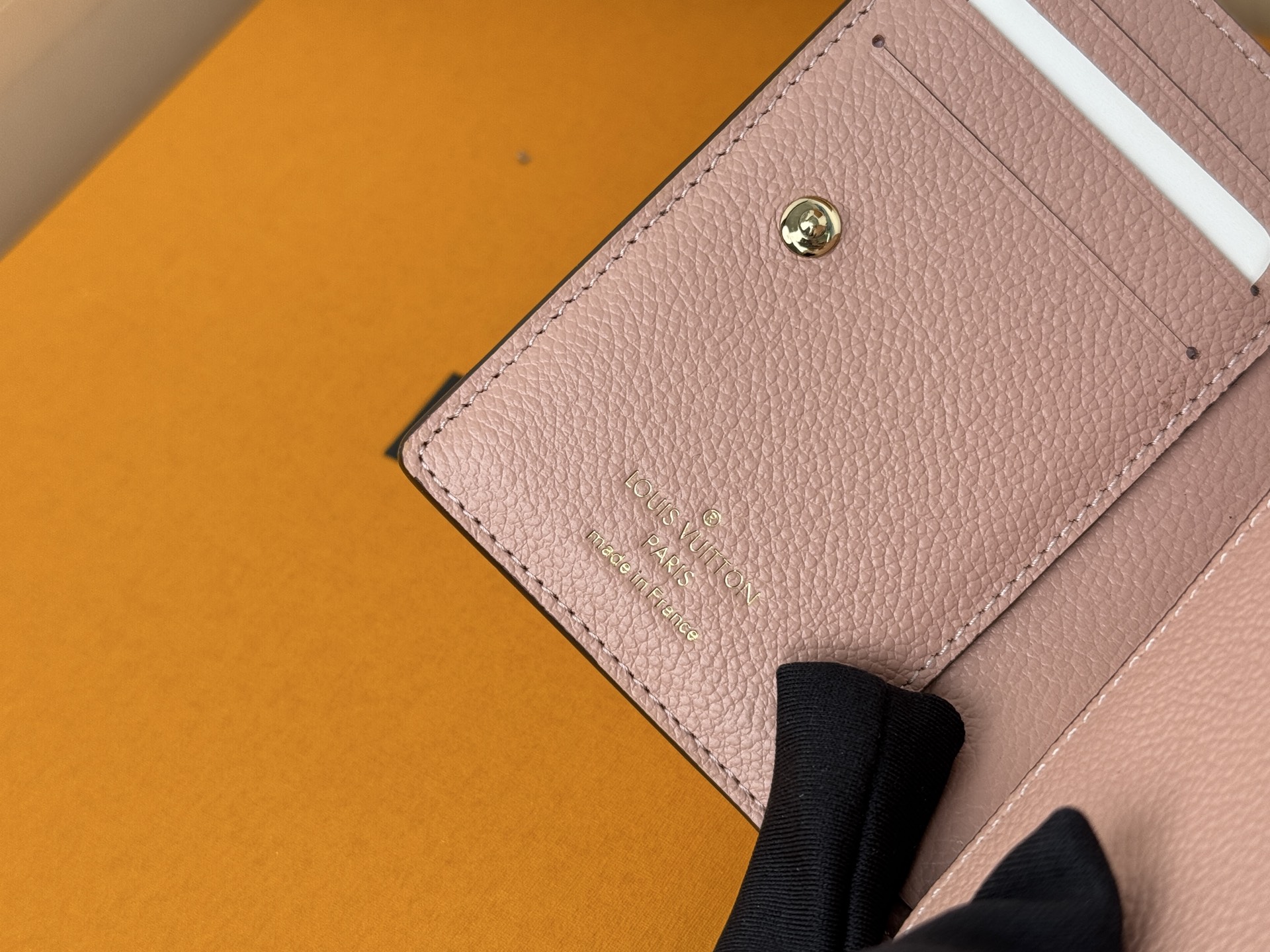 Louis Vuitton M80152 這款Cléa錢包以Monogram Empreinte柔軟粒面牛皮製成