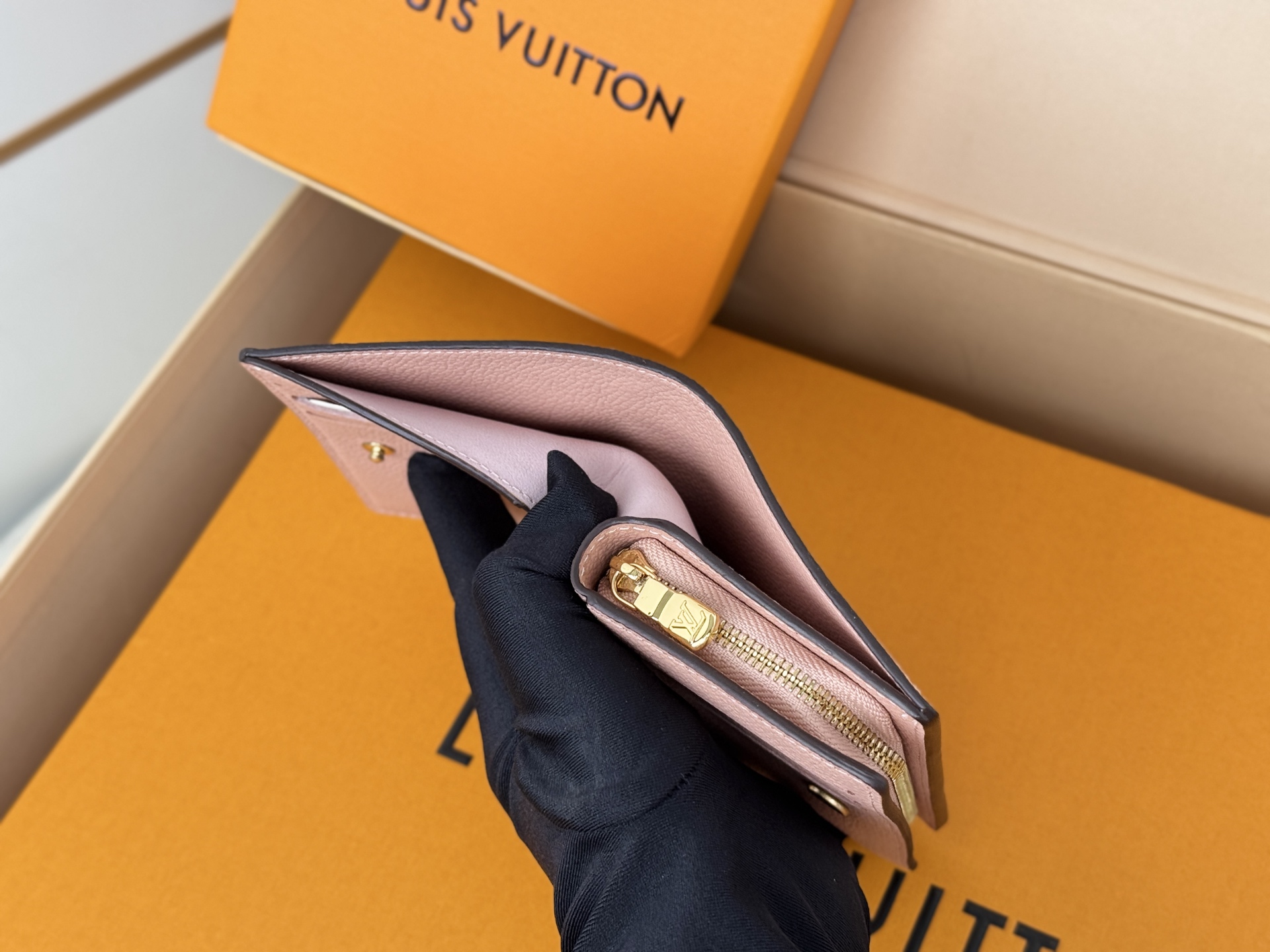 Louis Vuitton M80152 這款Cléa錢包以Monogram Empreinte柔軟粒面牛皮製成