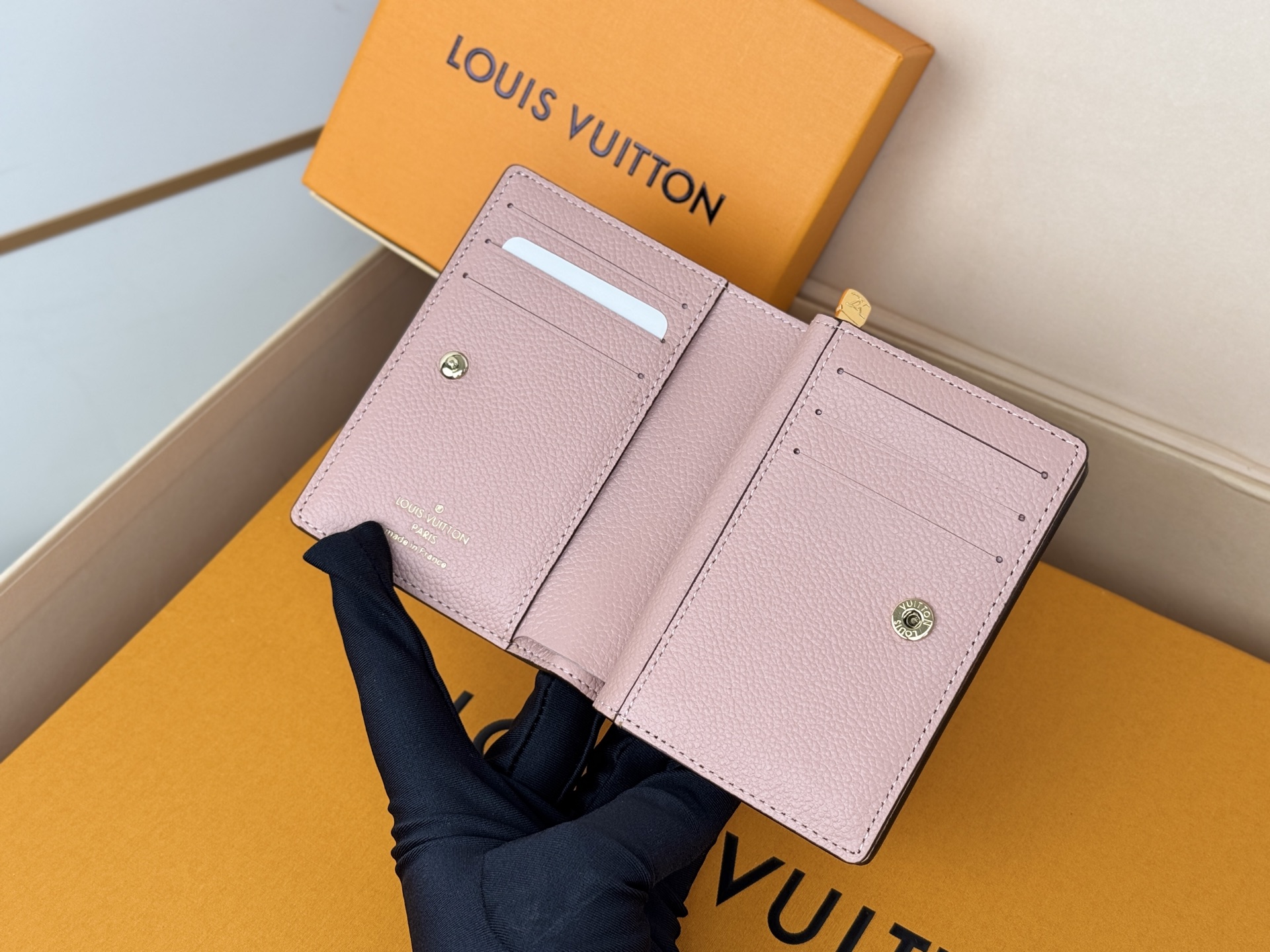 Louis Vuitton M80152 這款Cléa錢包以Monogram Empreinte柔軟粒面牛皮製成