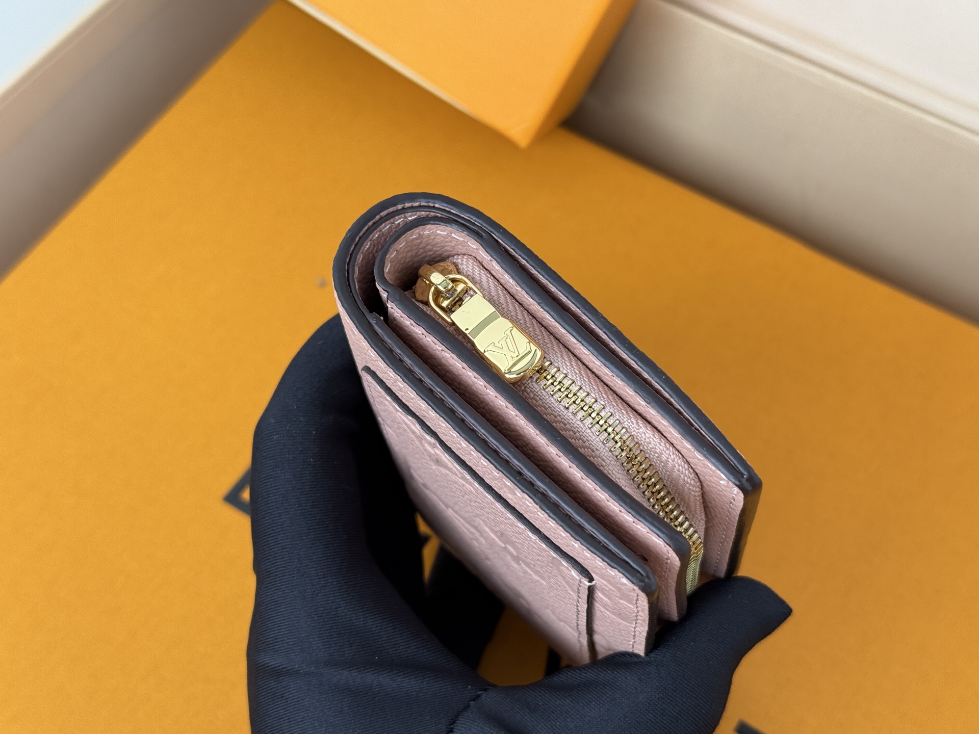 Louis Vuitton M80152 這款Cléa錢包以Monogram Empreinte柔軟粒面牛皮製成