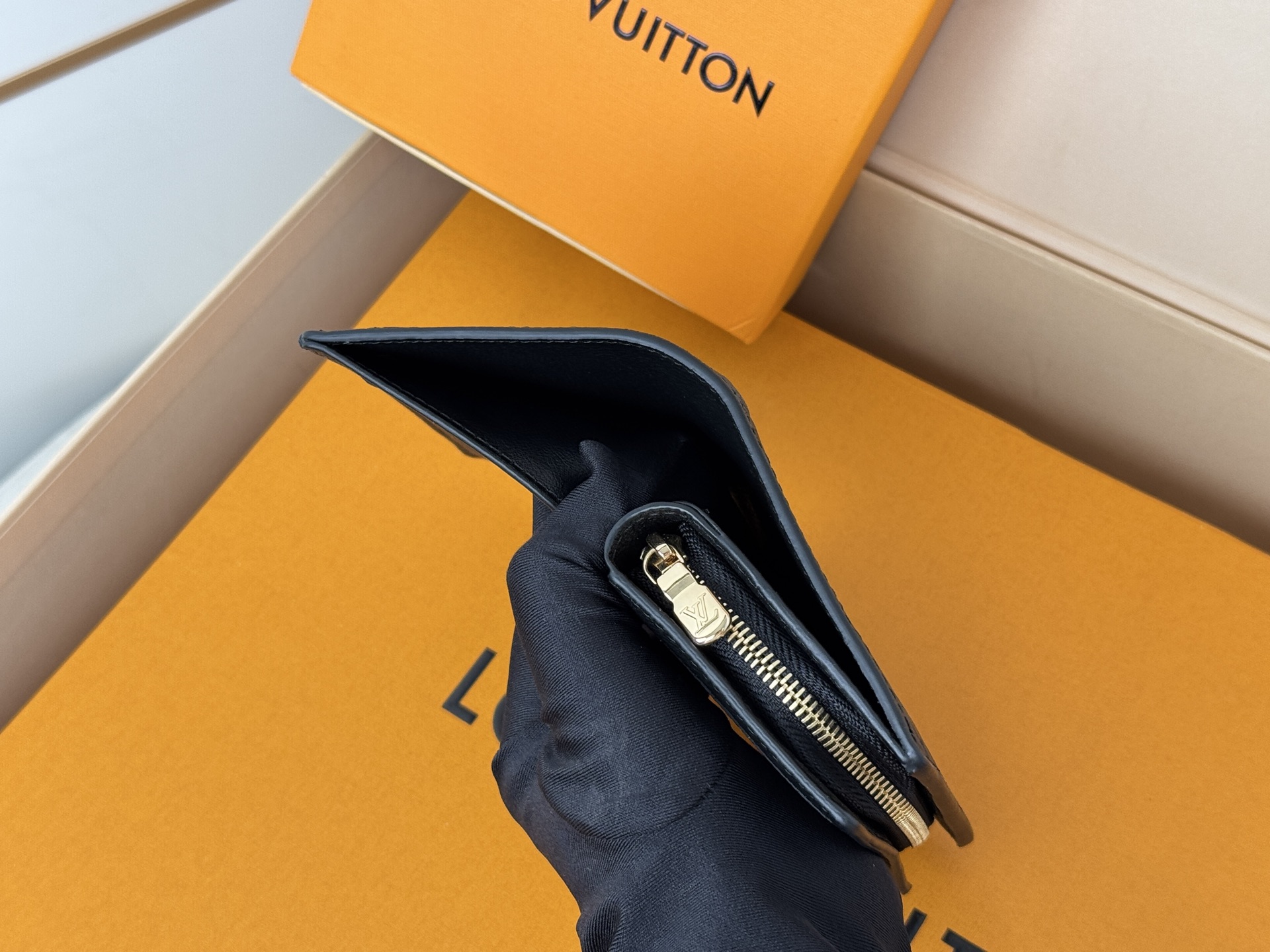 Louis Vuitton M80152 這款Cléa錢包以Monogram Empreinte柔軟粒面牛皮製成