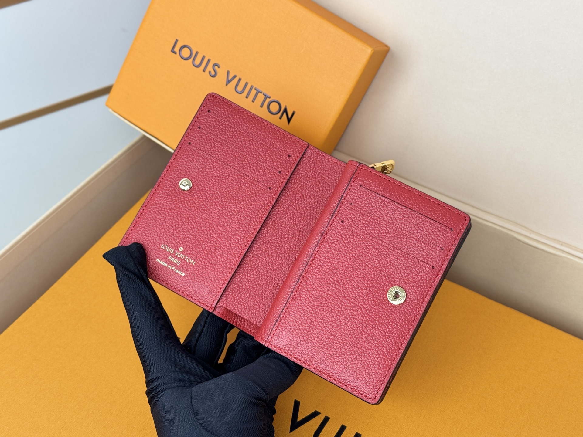 Louis Vuitton M80152 這款Cléa錢包以Monogram Empreinte柔軟粒面牛皮製成