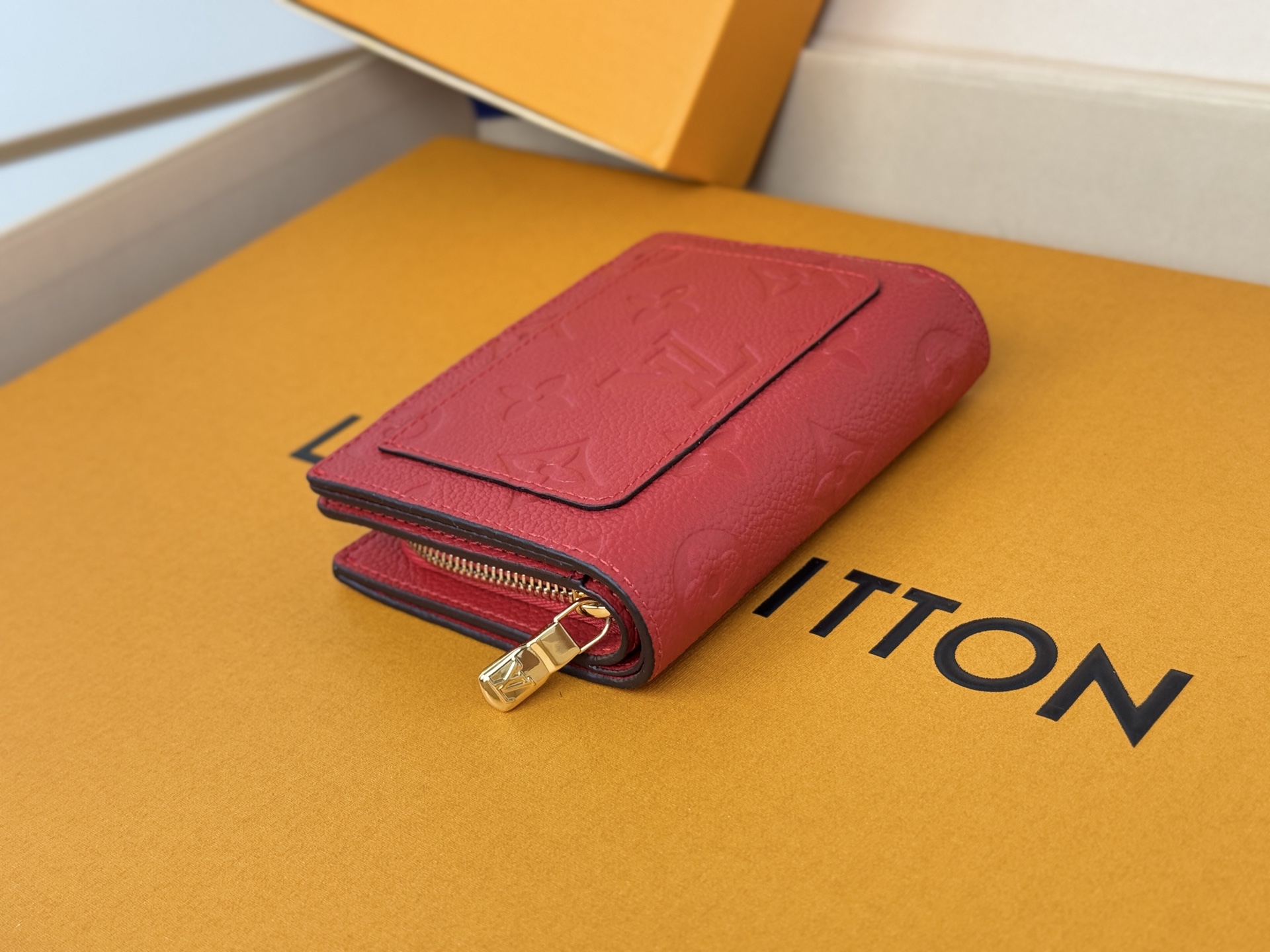 Louis Vuitton M80152 這款Cléa錢包以Monogram Empreinte柔軟粒面牛皮製成