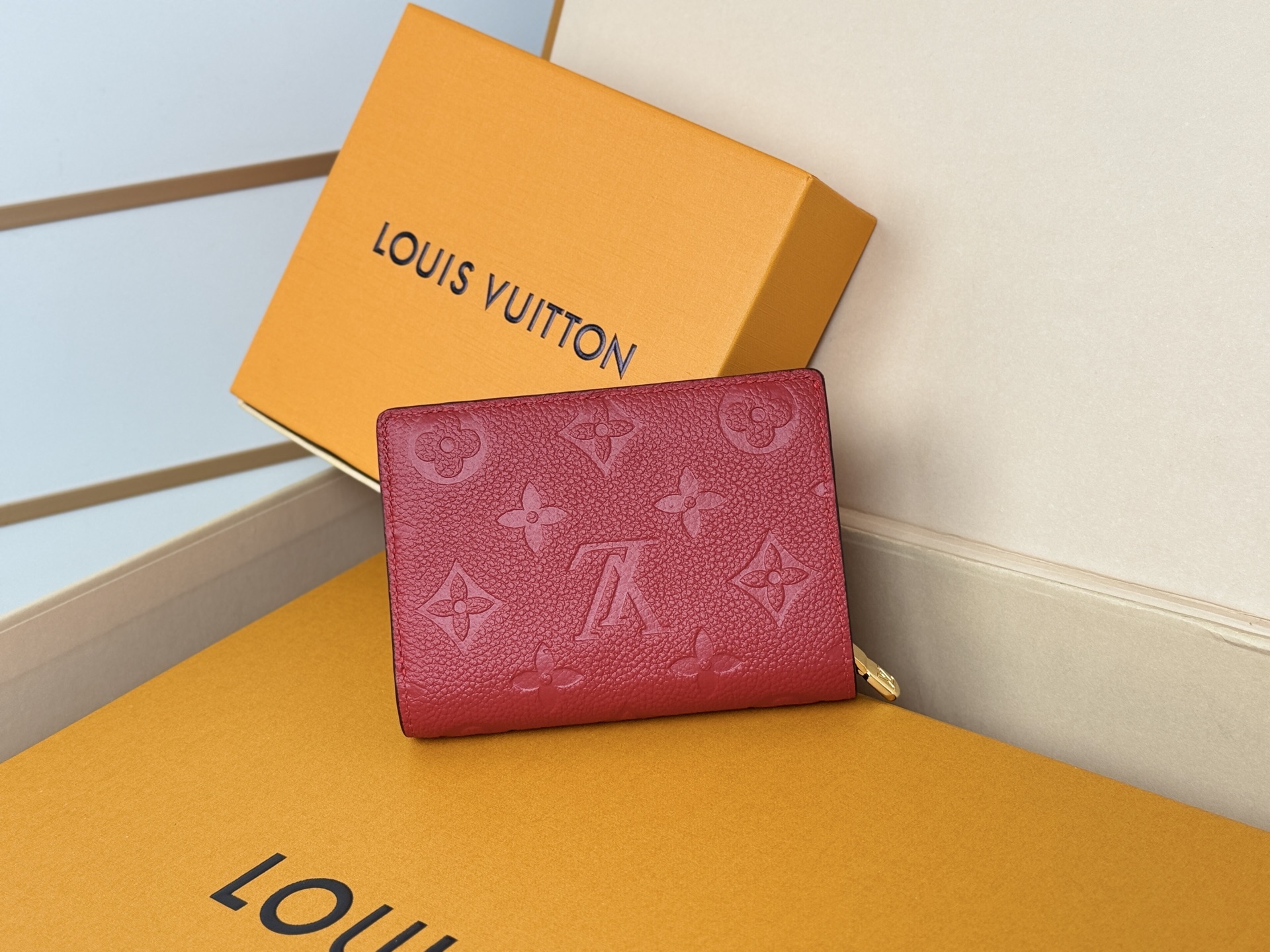 Louis Vuitton M80152 這款Cléa錢包以Monogram Empreinte柔軟粒面牛皮製成