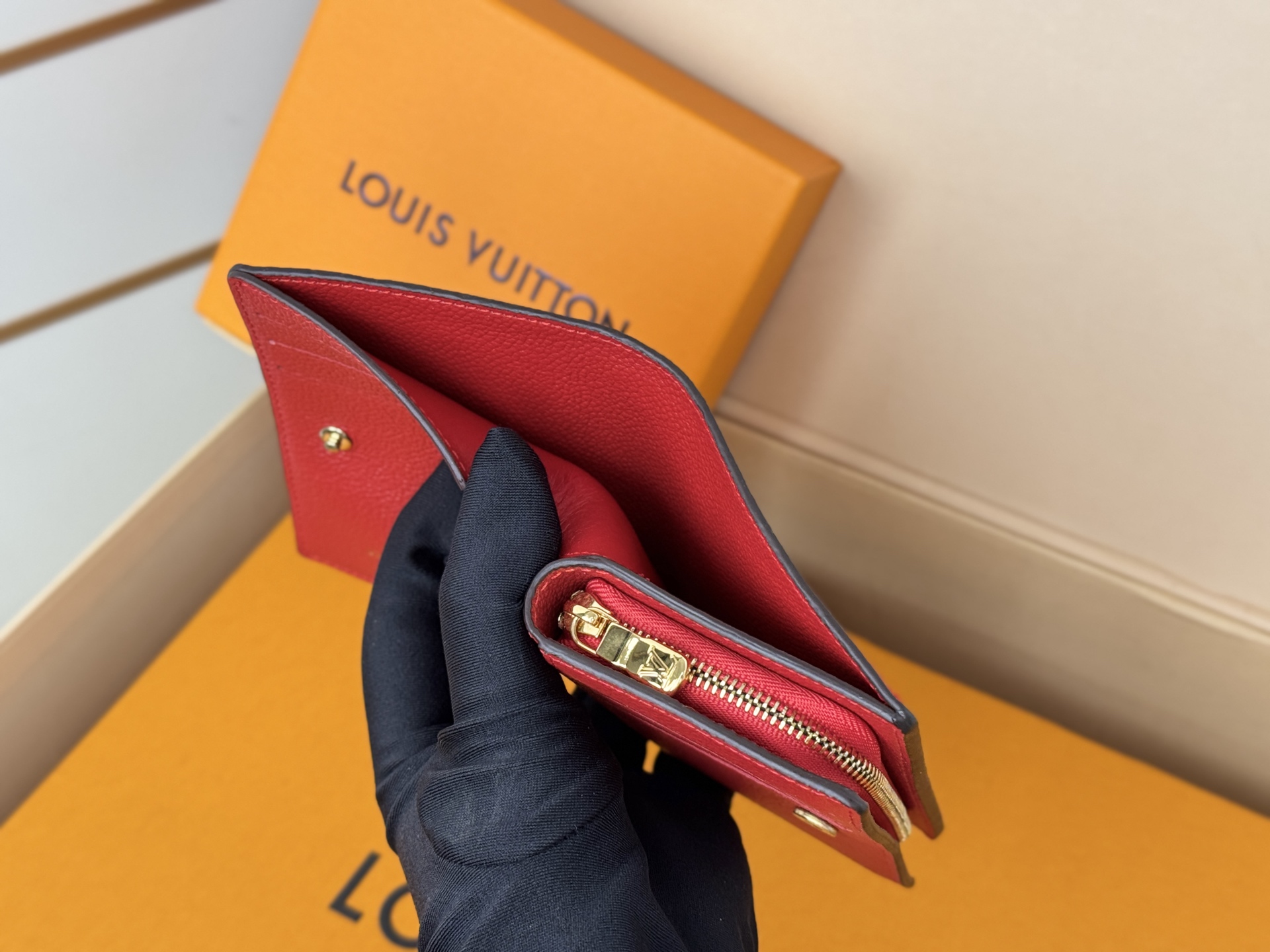 Louis Vuitton M80152 這款Cléa錢包以Monogram Empreinte柔軟粒面牛皮製成