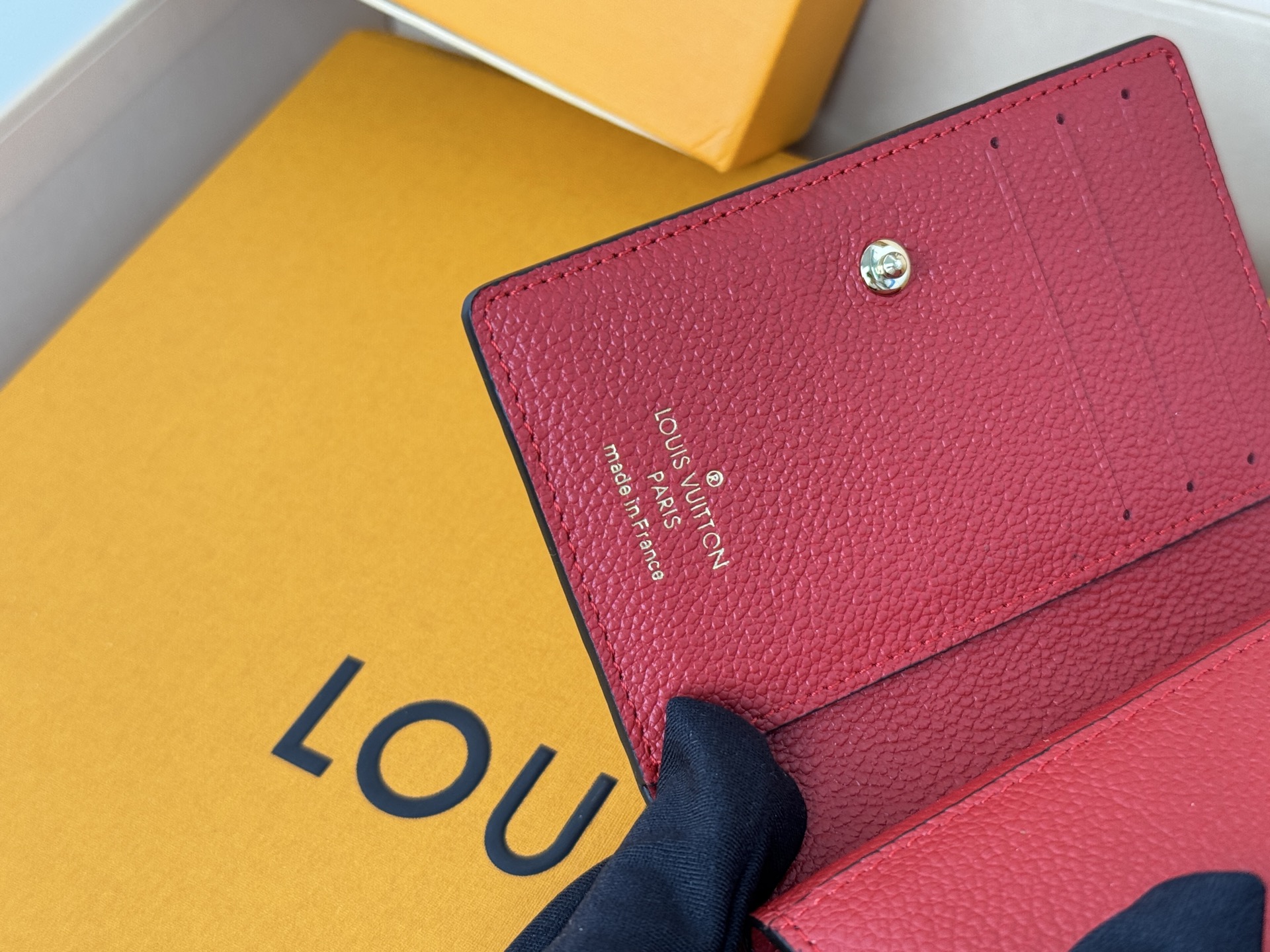 Louis Vuitton M80152 這款Cléa錢包以Monogram Empreinte柔軟粒面牛皮製成