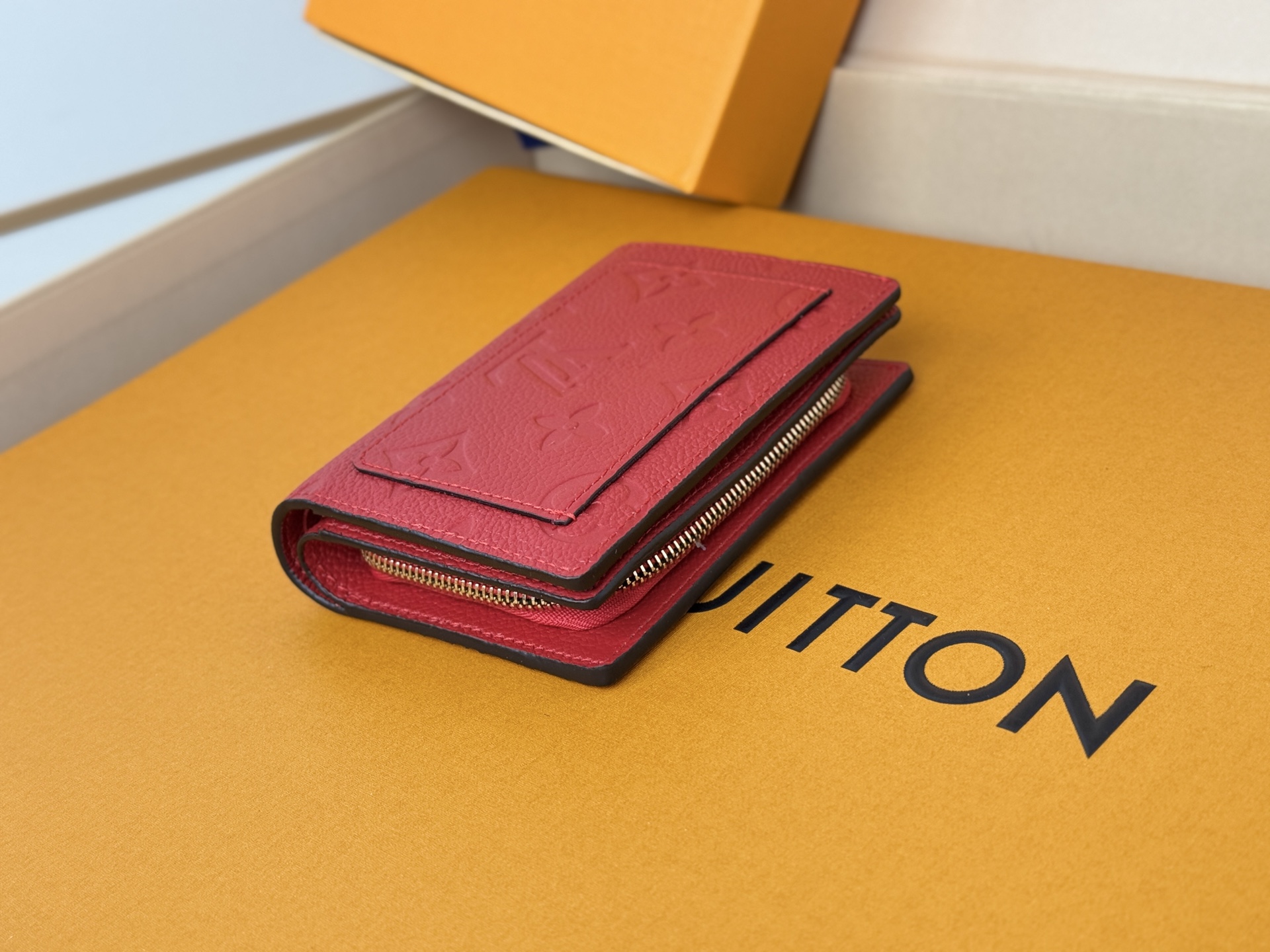 Louis Vuitton M80152 這款Cléa錢包以Monogram Empreinte柔軟粒面牛皮製成