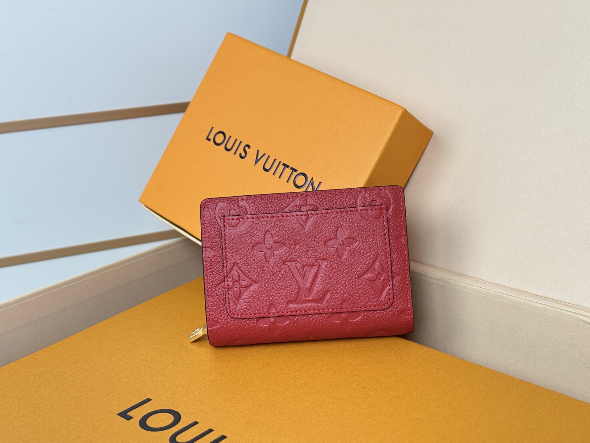 Louis Vuitton M80152 這款Cléa錢包以Monogram Empreinte柔軟粒面牛皮製成