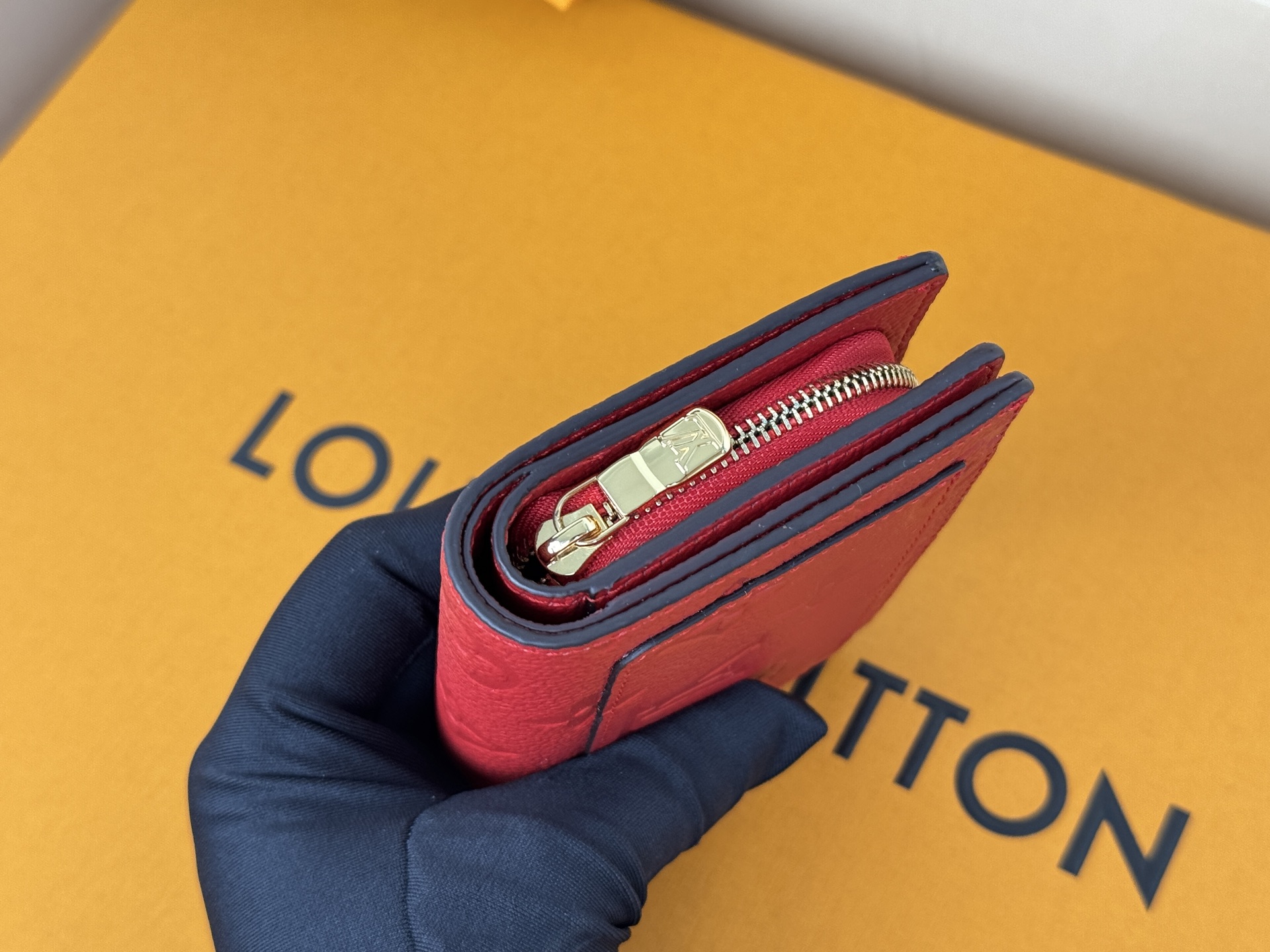 Louis Vuitton M80152 這款Cléa錢包以Monogram Empreinte柔軟粒面牛皮製成