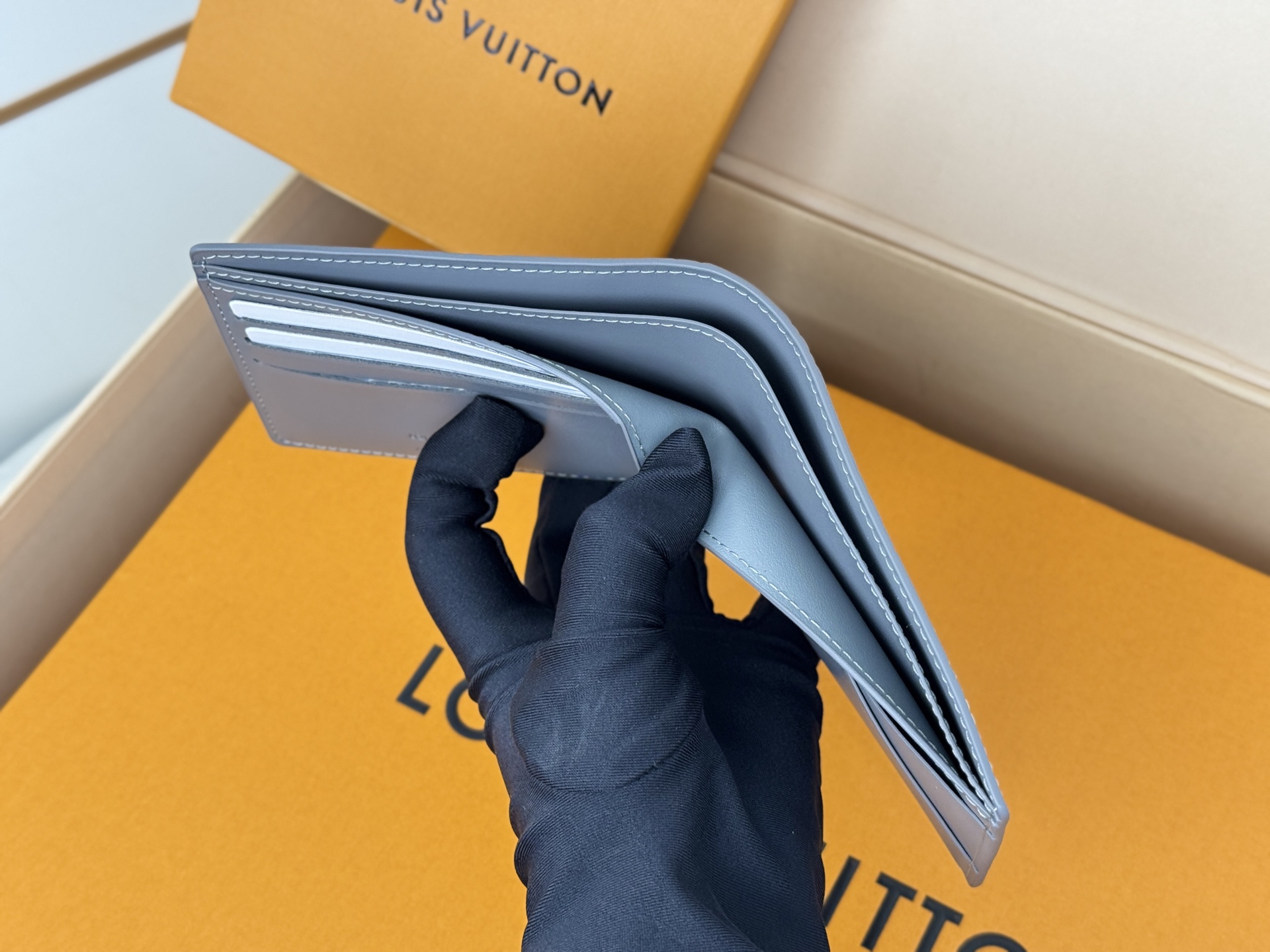 Louis Vuitton M81383此款路易威登Multiple钱夹设计清爽简洁 黑色Monogram Shadow小牛皮面料质地十分柔软