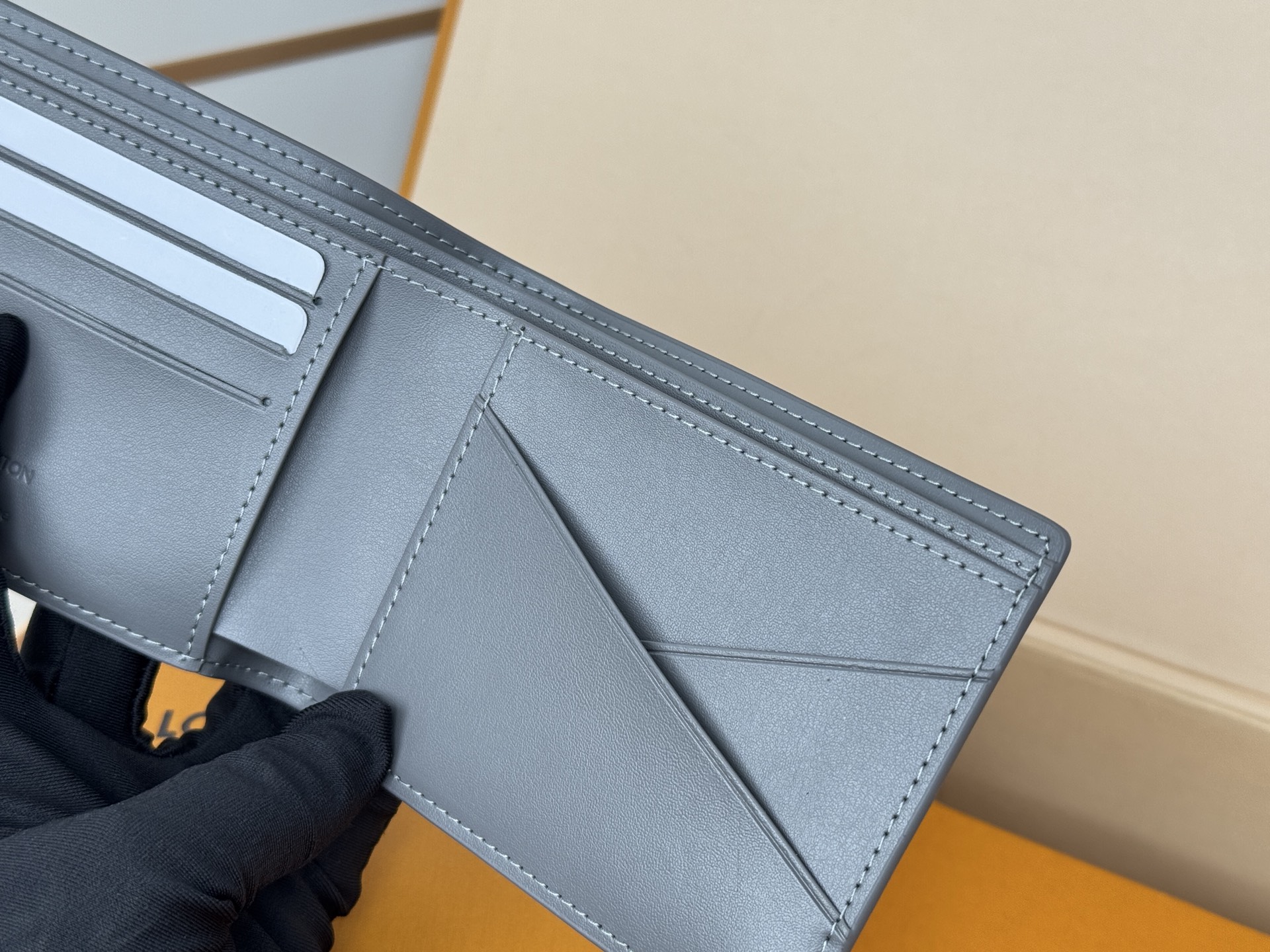Louis Vuitton M81383此款路易威登Multiple钱夹设计清爽简洁 黑色Monogram Shadow小牛皮面料质地十分柔软
