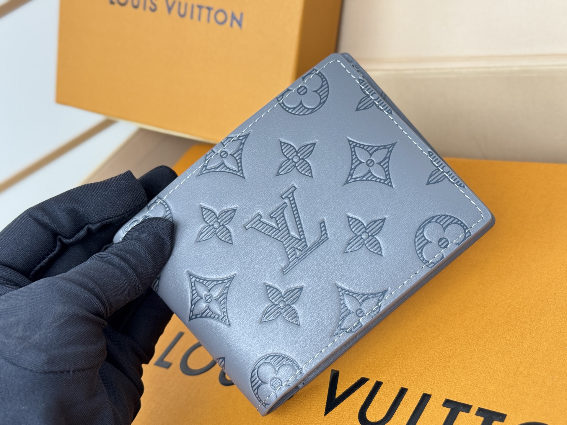 Louis Vuitton M81383此款路易威登Multiple钱夹设计清爽简洁 黑色Monogram Shadow小牛皮面料质地十分柔软