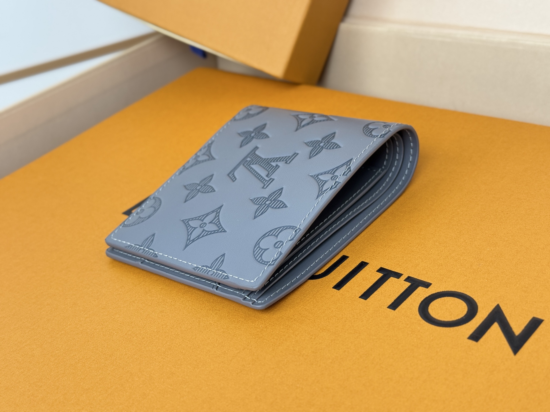 Louis Vuitton M81383此款路易威登Multiple钱夹设计清爽简洁 黑色Monogram Shadow小牛皮面料质地十分柔软