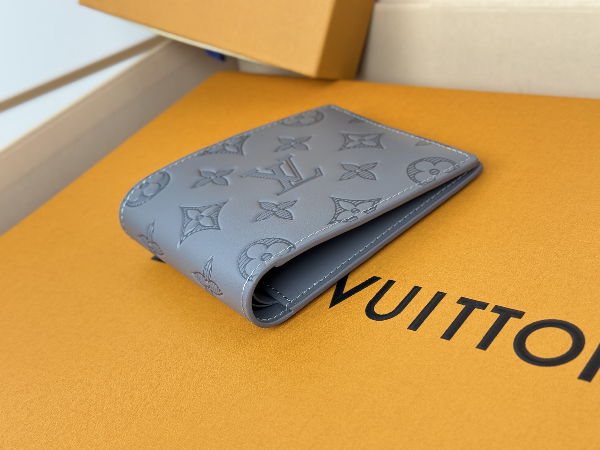 Louis Vuitton M81383此款路易威登Multiple钱夹设计清爽简洁 黑色Monogram Shadow小牛皮面料质地十分柔软