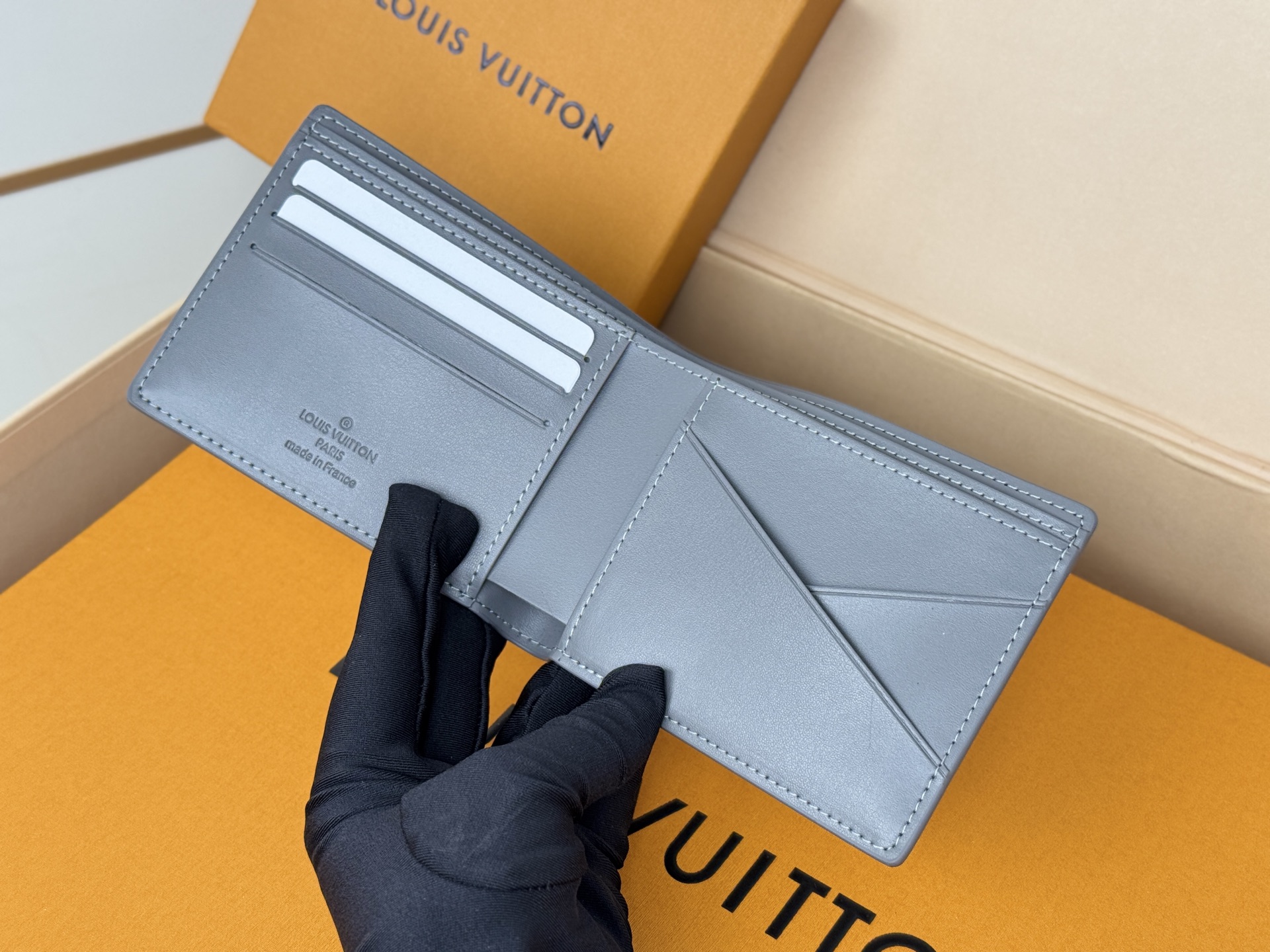 Louis Vuitton M81383此款路易威登Multiple钱夹设计清爽简洁 黑色Monogram Shadow小牛皮面料质地十分柔软