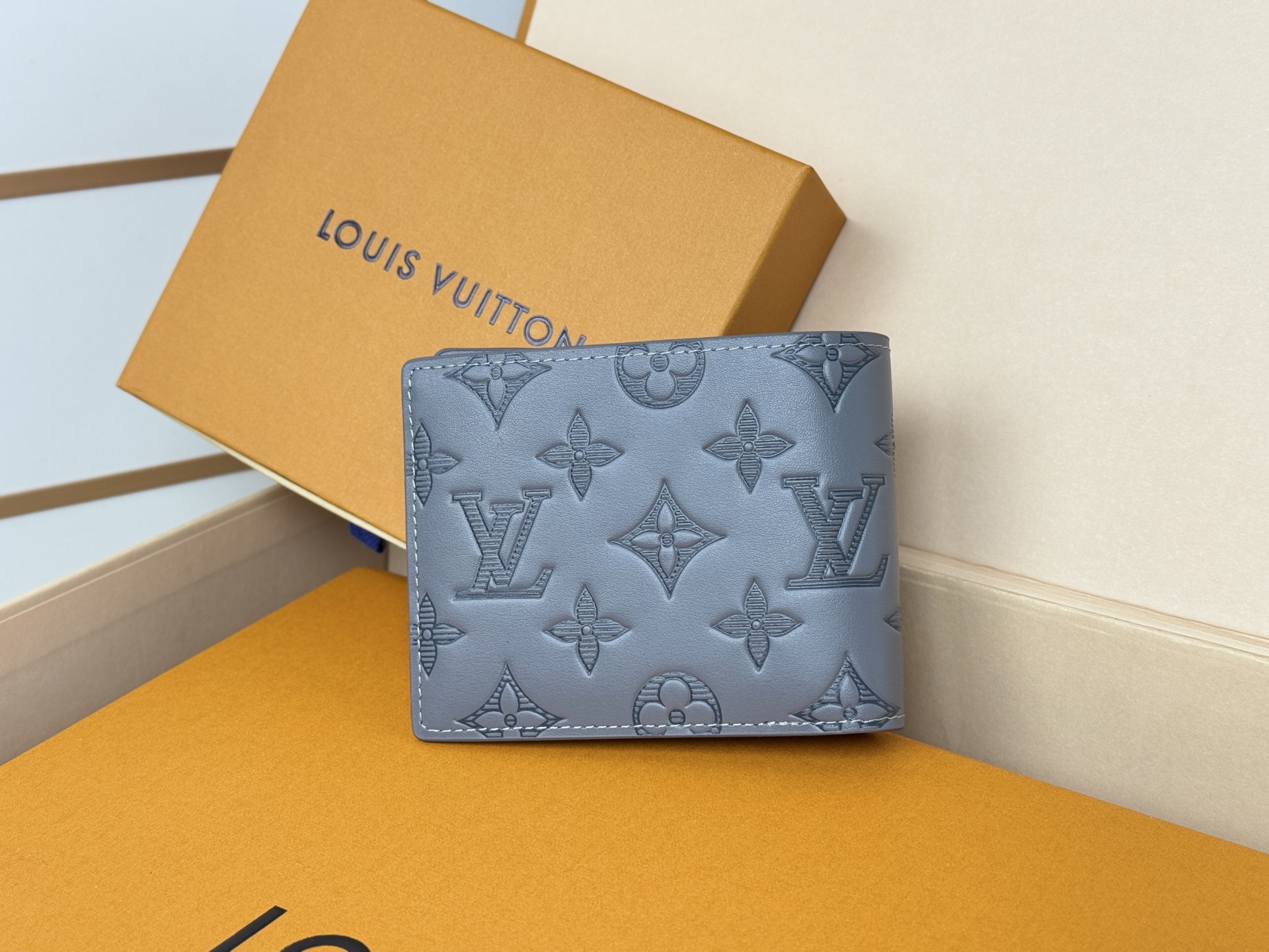 Louis Vuitton M81383此款路易威登Multiple钱夹设计清爽简洁 黑色Monogram Shadow小牛皮面料质地十分柔软