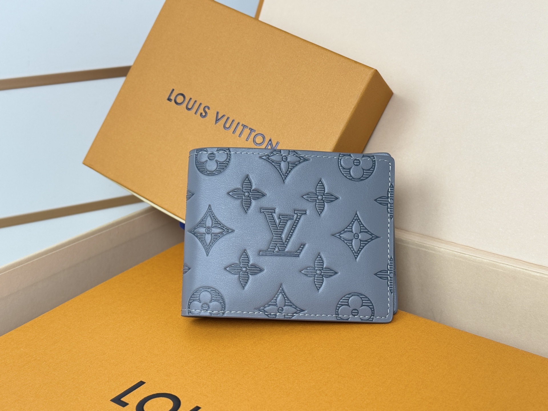 Louis Vuitton M81383此款路易威登Multiple钱夹设计清爽简洁 黑色Monogram Shadow小牛皮面料质地十分柔软