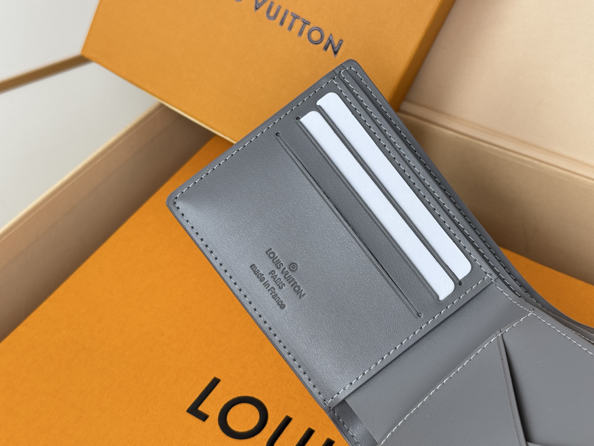 Louis Vuitton M81383此款路易威登Multiple钱夹设计清爽简洁 黑色Monogram Shadow小牛皮面料质地十分柔软