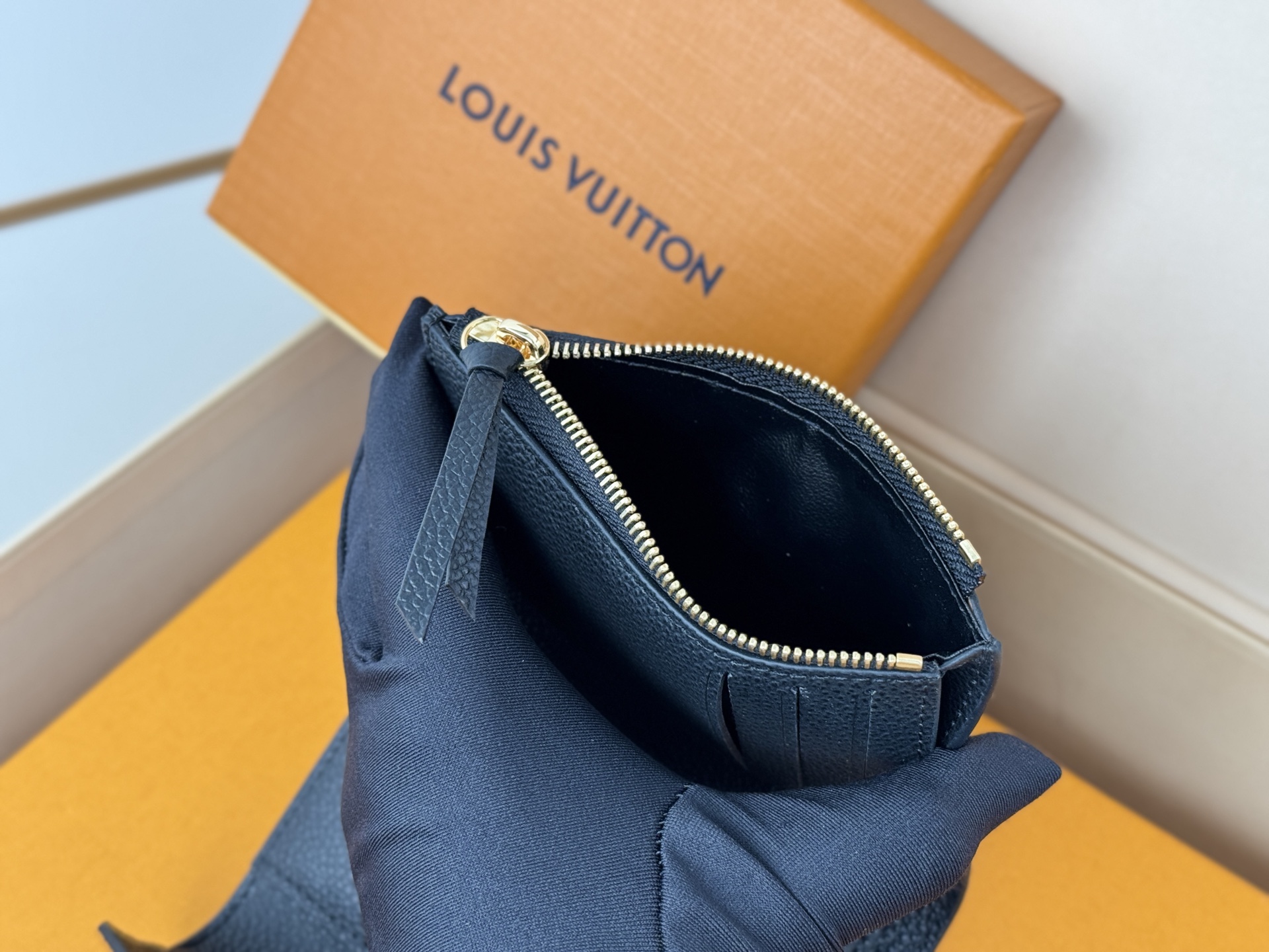 Louis Vuitton M64060黑 头层牛皮 M64061 华美而实用