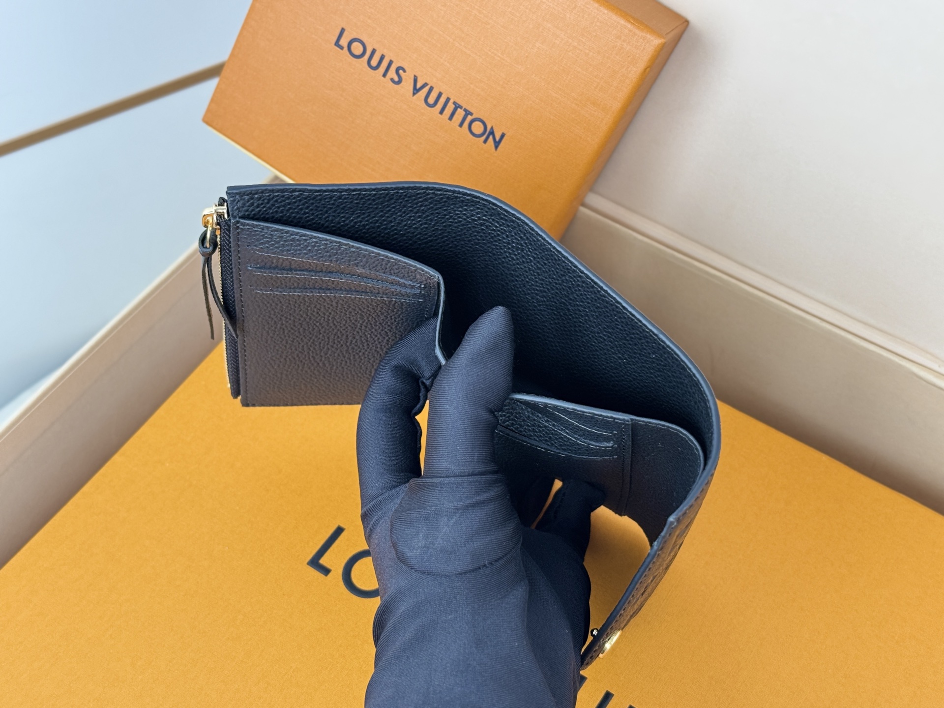 Louis Vuitton M64060黑 头层牛皮 M64061 华美而实用