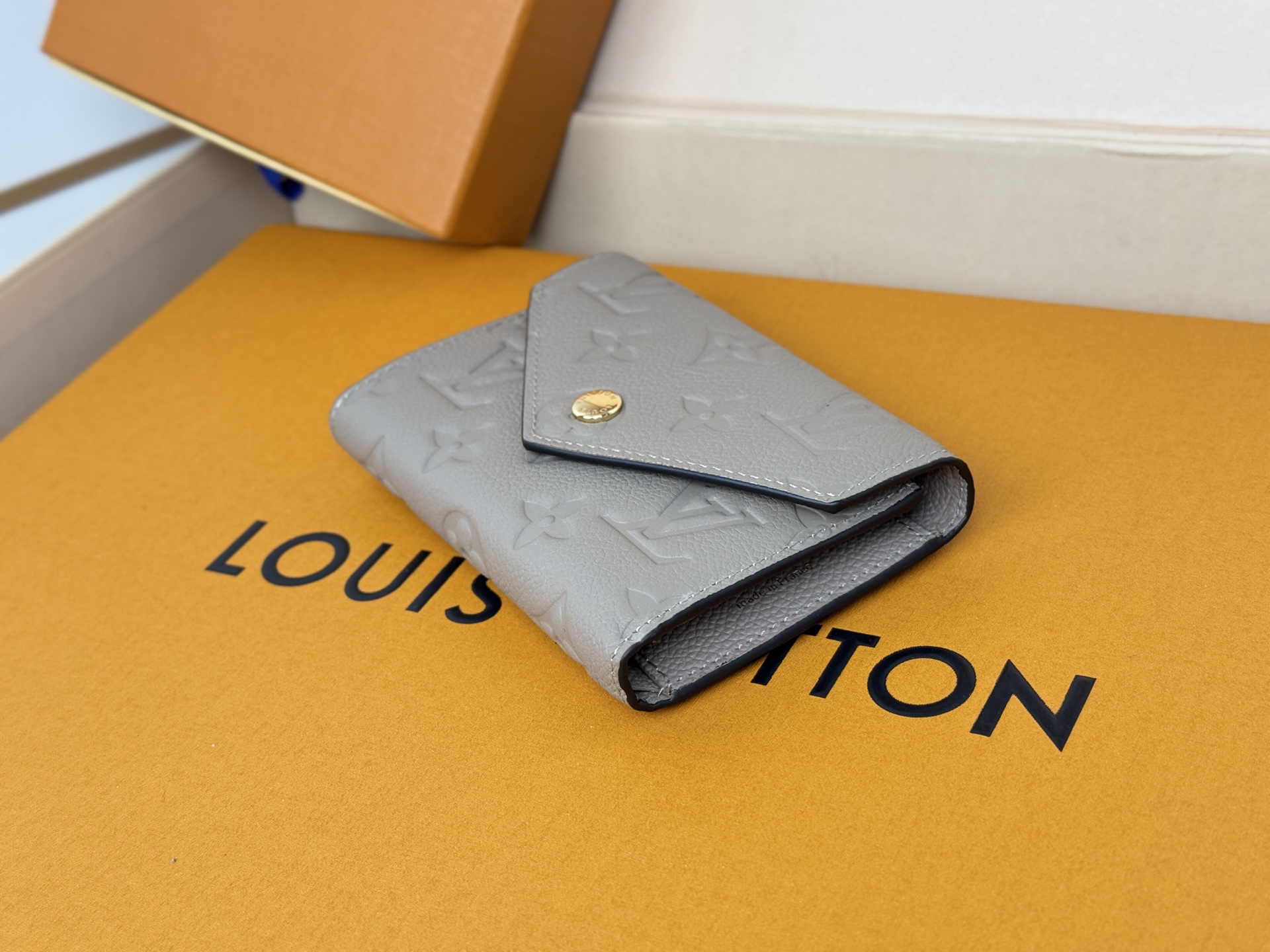 Louis Vuitton M64061 华美而实用 此款由Monogram