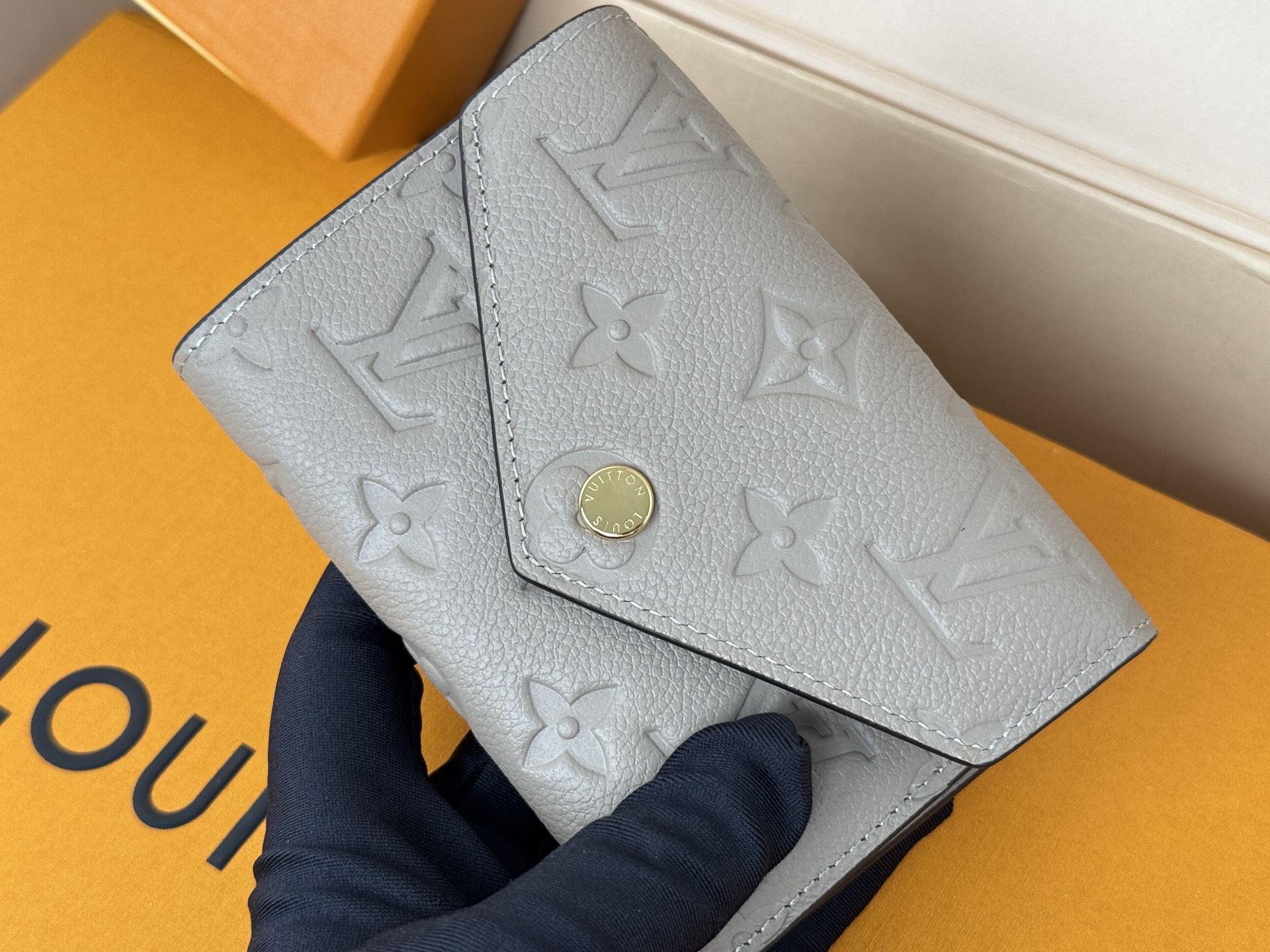 Louis Vuitton M64061 华美而实用 此款由Monogram