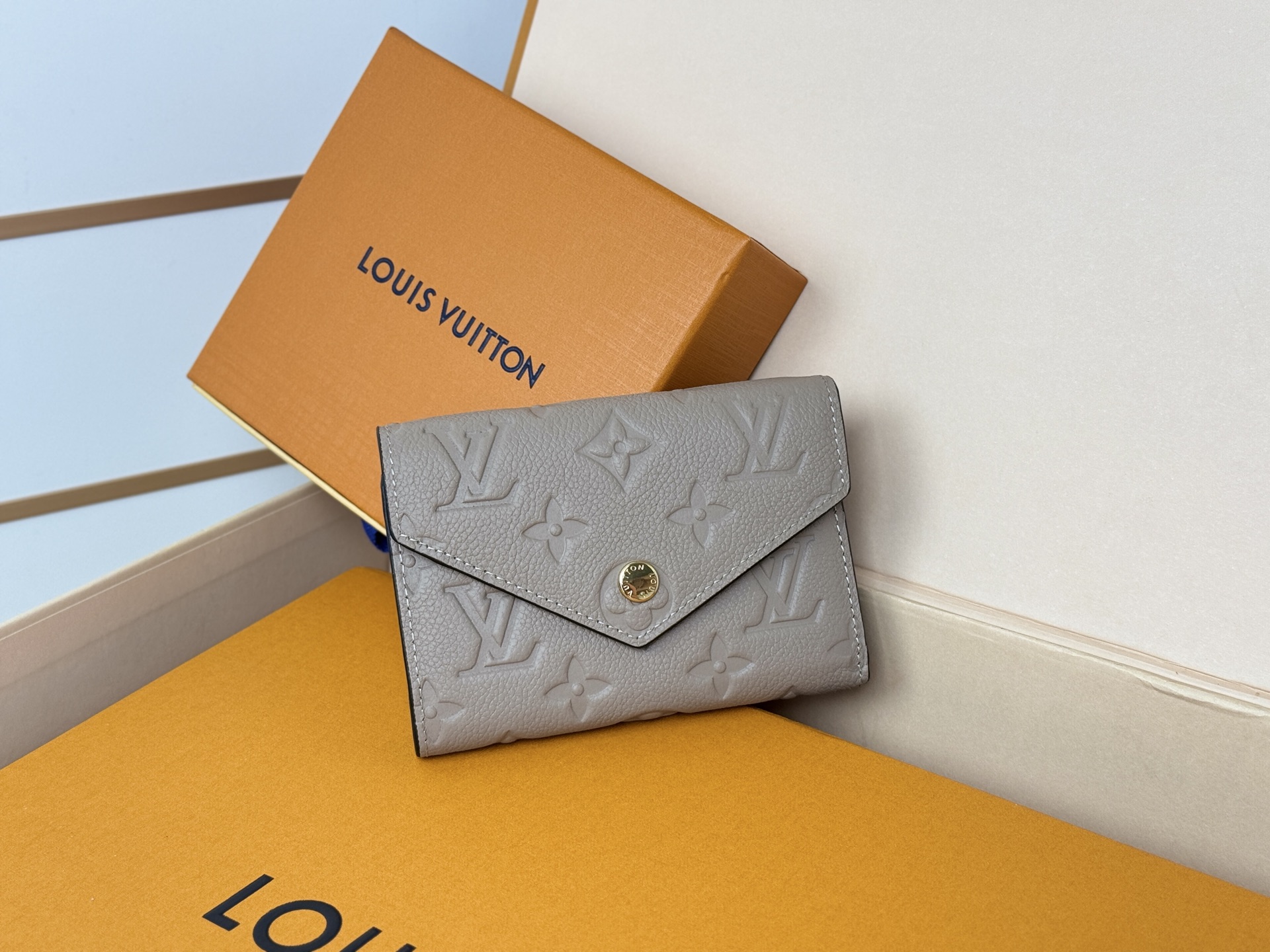 Louis Vuitton M64061 华美而实用 此款由Monogram
